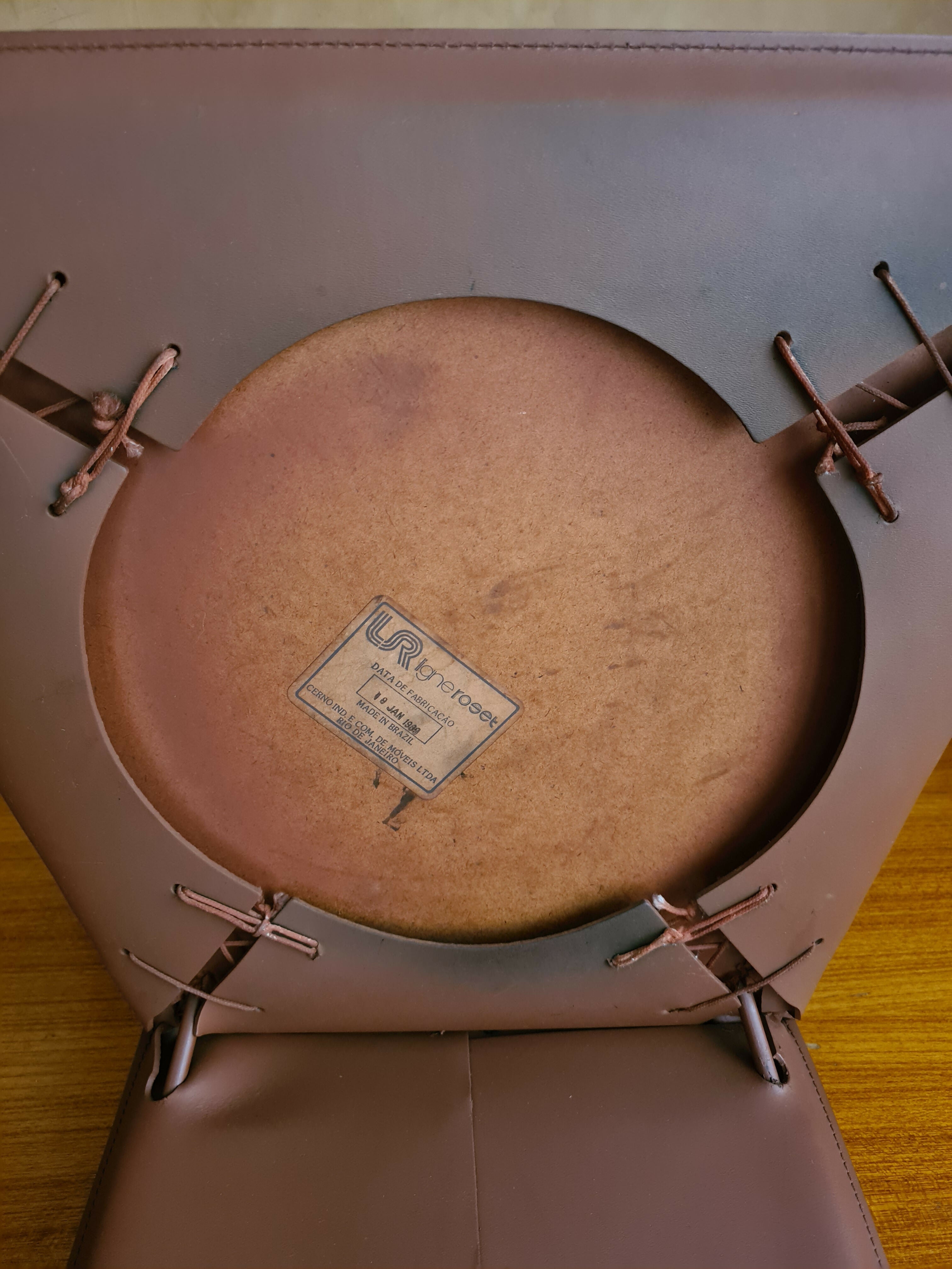 Par de cadeiras. com braço Ligne Roset em ferro e couro