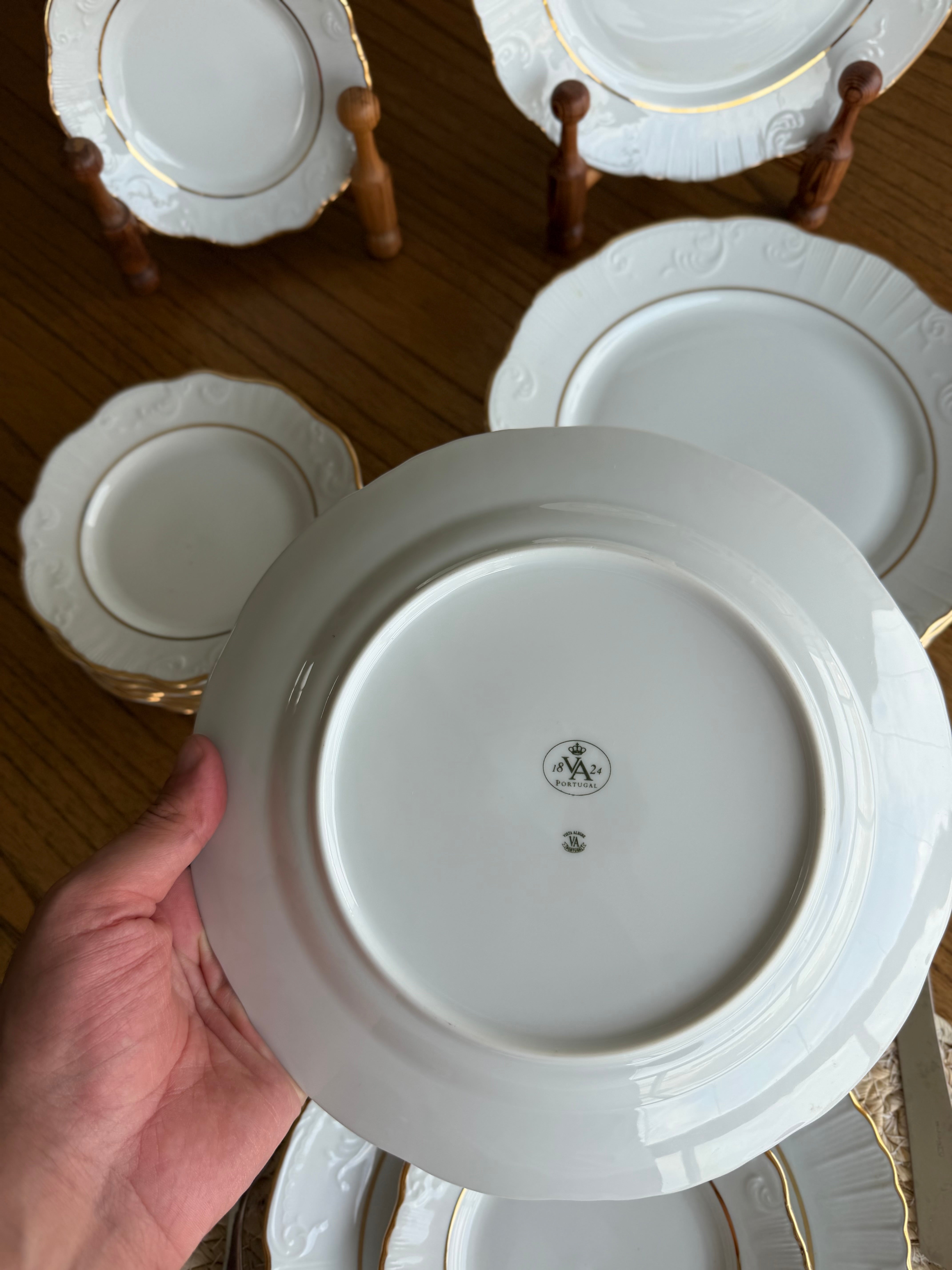 Serviço Porcelana vintage Vista Alegre Portugal com detalhes dourados - 8 lugares