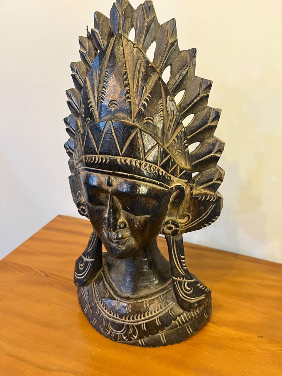 Escultura decorativa em madeira entalhada — indígena com cocar — 42 cm