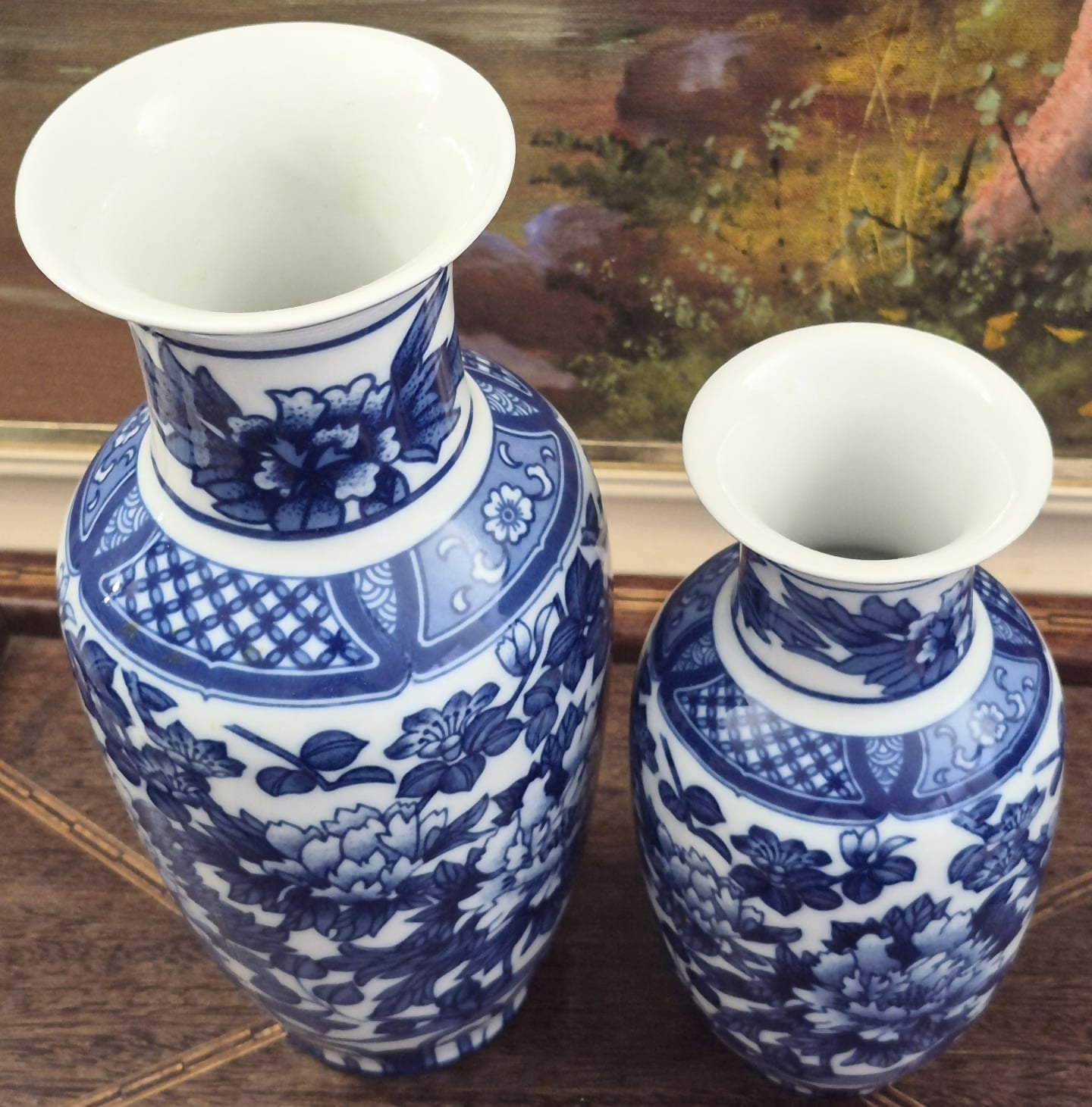 Par de vasos lindos e impecáveis em porcelana azul e branca, vintage chinesa Jingdezhen, em azul cobalto com frisos estilizados e peônias.