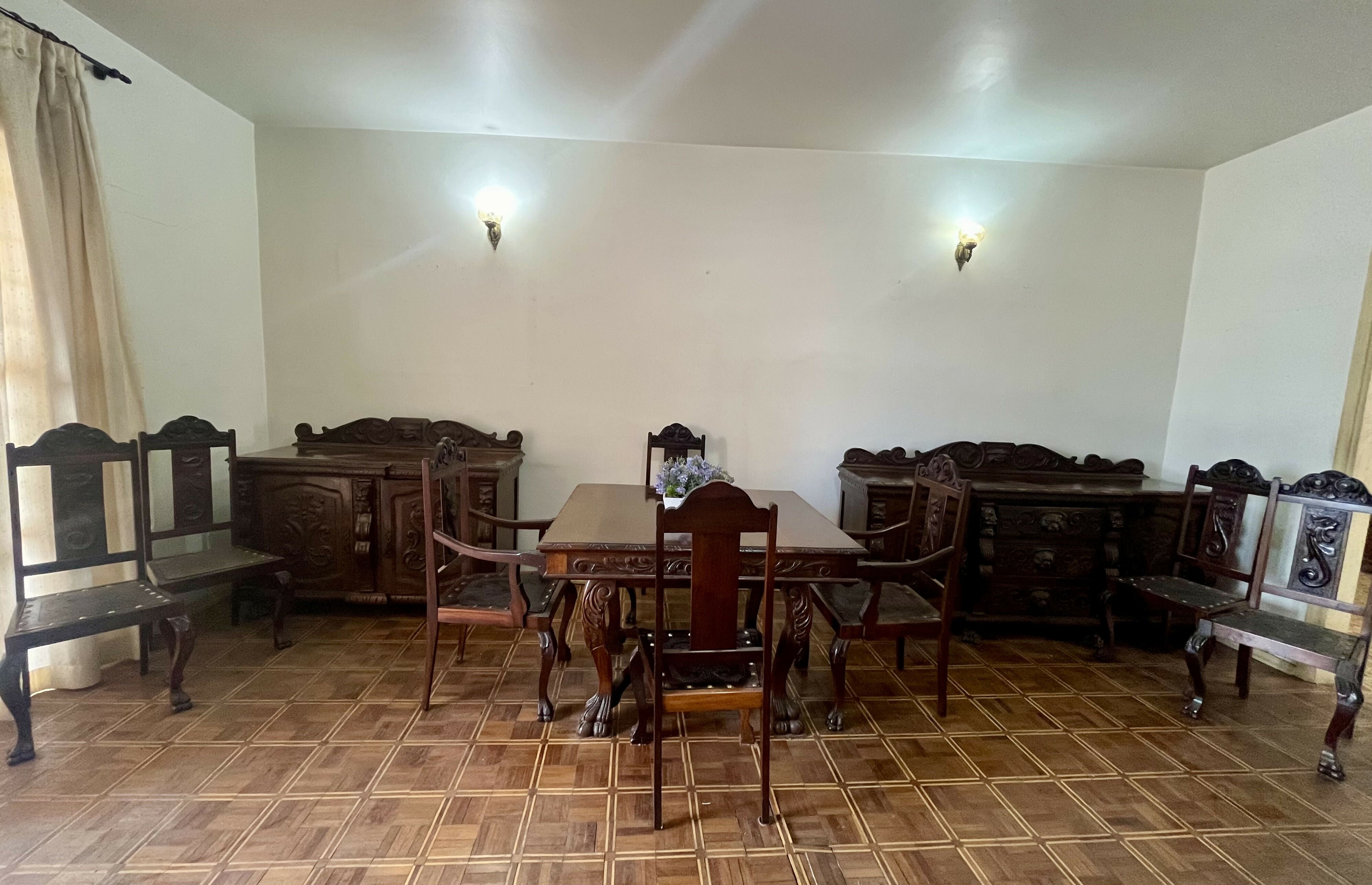 Conjunto de sala de jantar vintage em madeira nobre