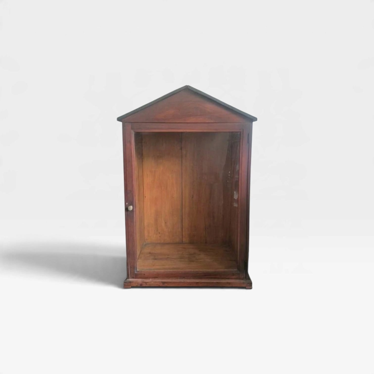 Antigo oratório com porta de vidro