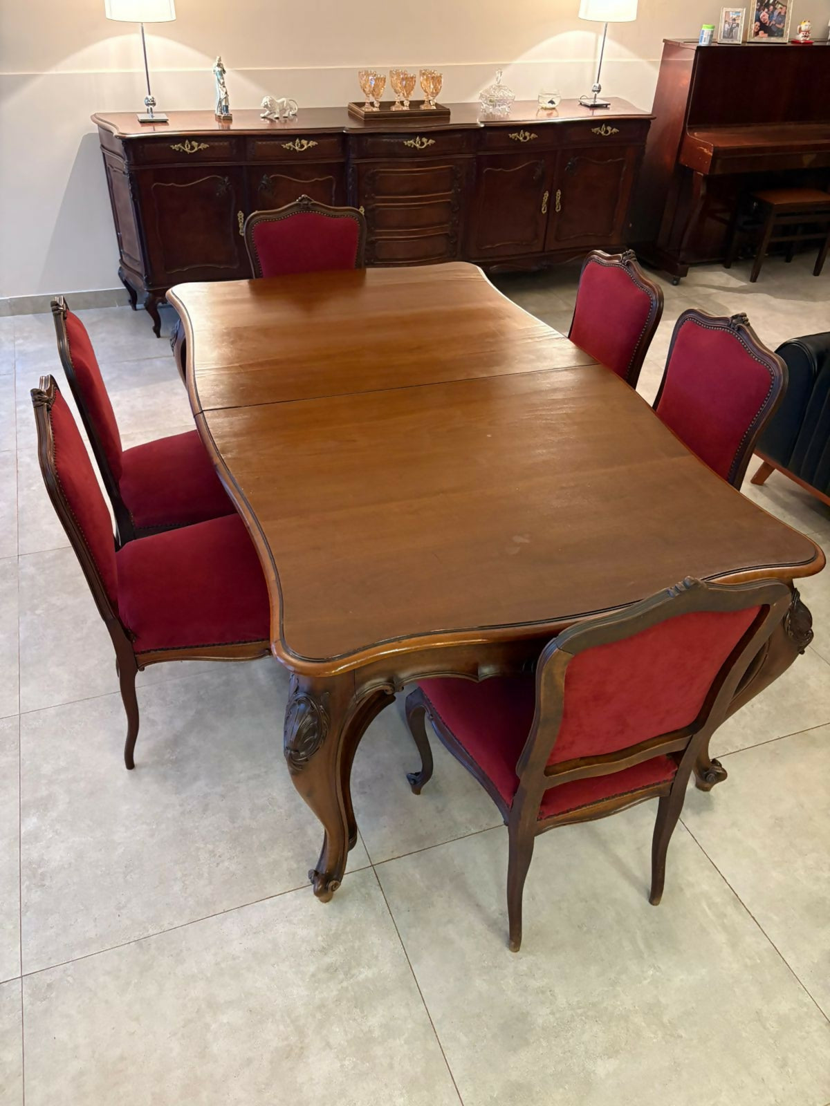 Jogo de Jantar Luiz XV - (Cristaleira + Buffet + mesa com 12 cadeiras)