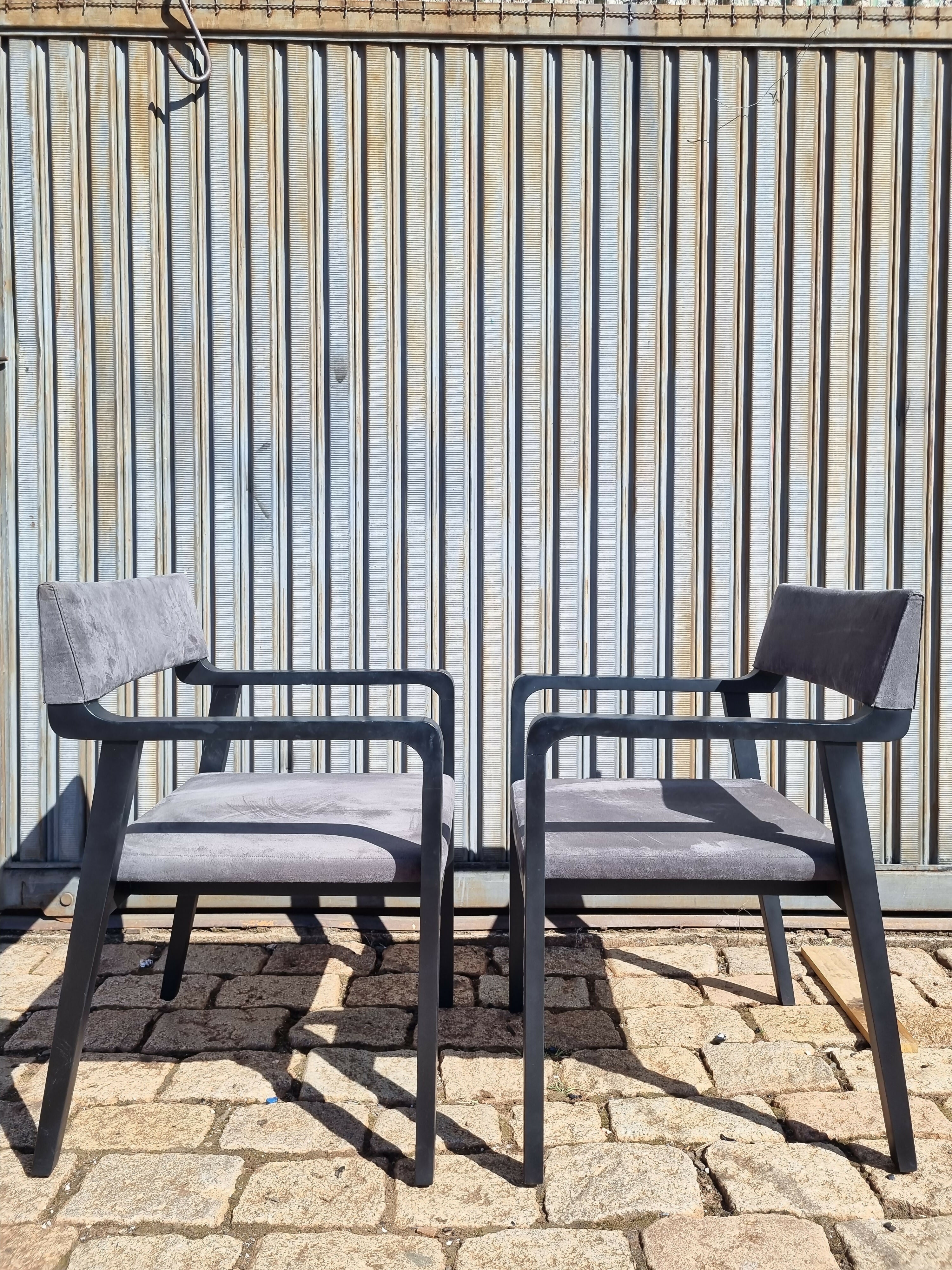 Par de poltronas vintage em madeira ebanizada e estofado cinza