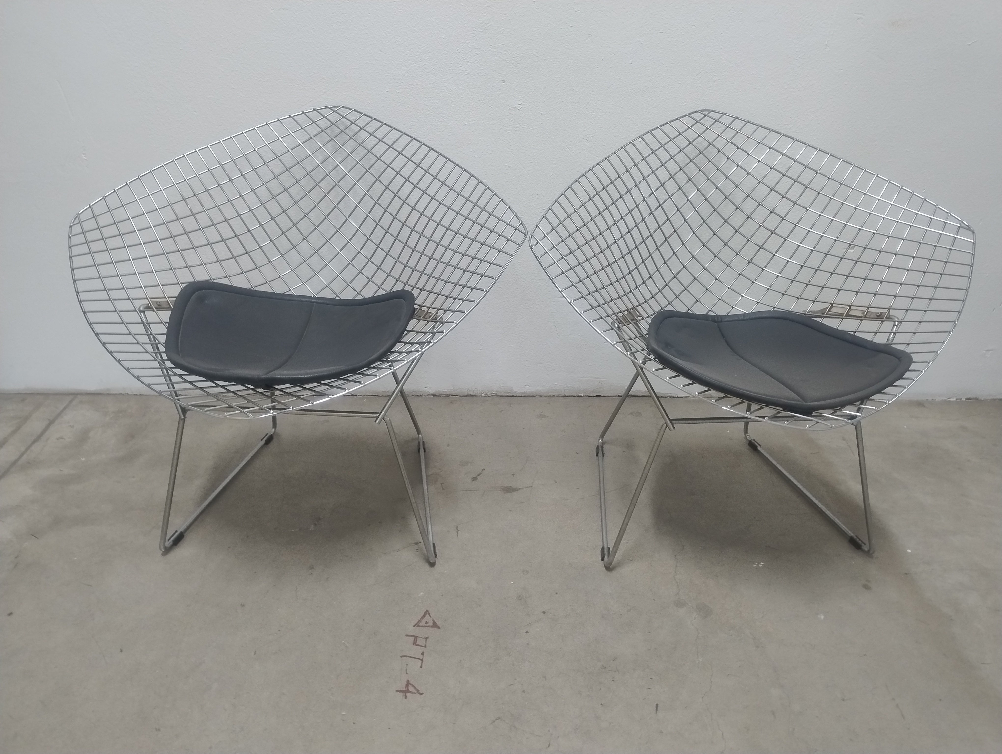 Par de Poltronas Bertoias Cromadas Aramadas com assento preto 