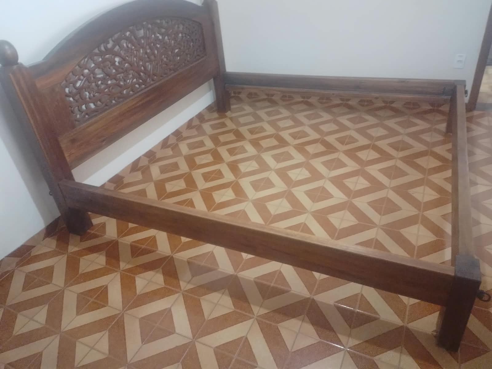 Jogo de quarto: Cama King, 2 mesinhas de cabeceira, um aparador e um espelho.Tudo antigo,entalhado à mão e em perfeito estado!