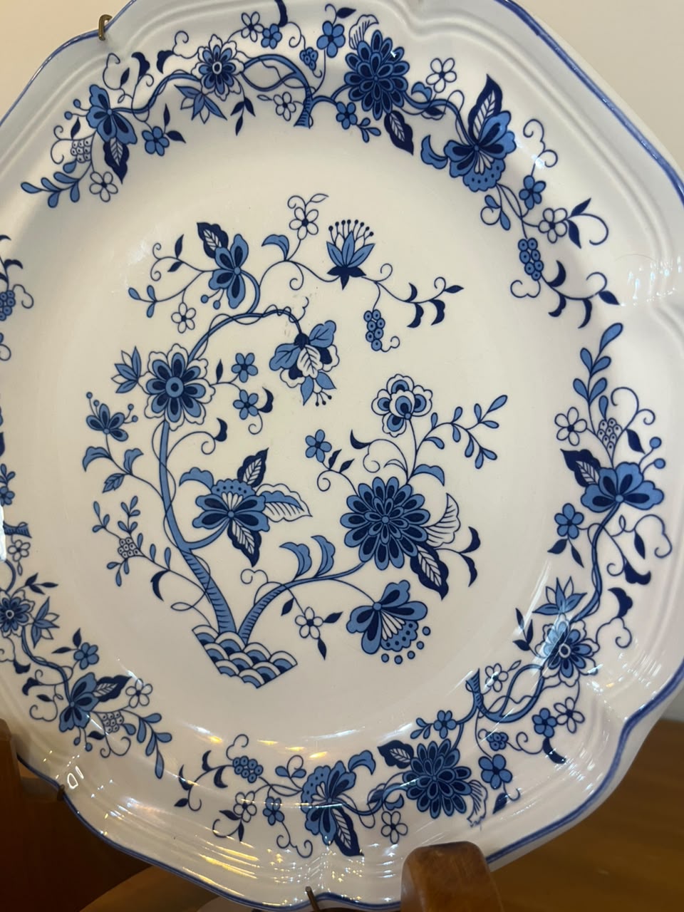 Prato Decorativo Floral Azul e Branco – Made in Korea