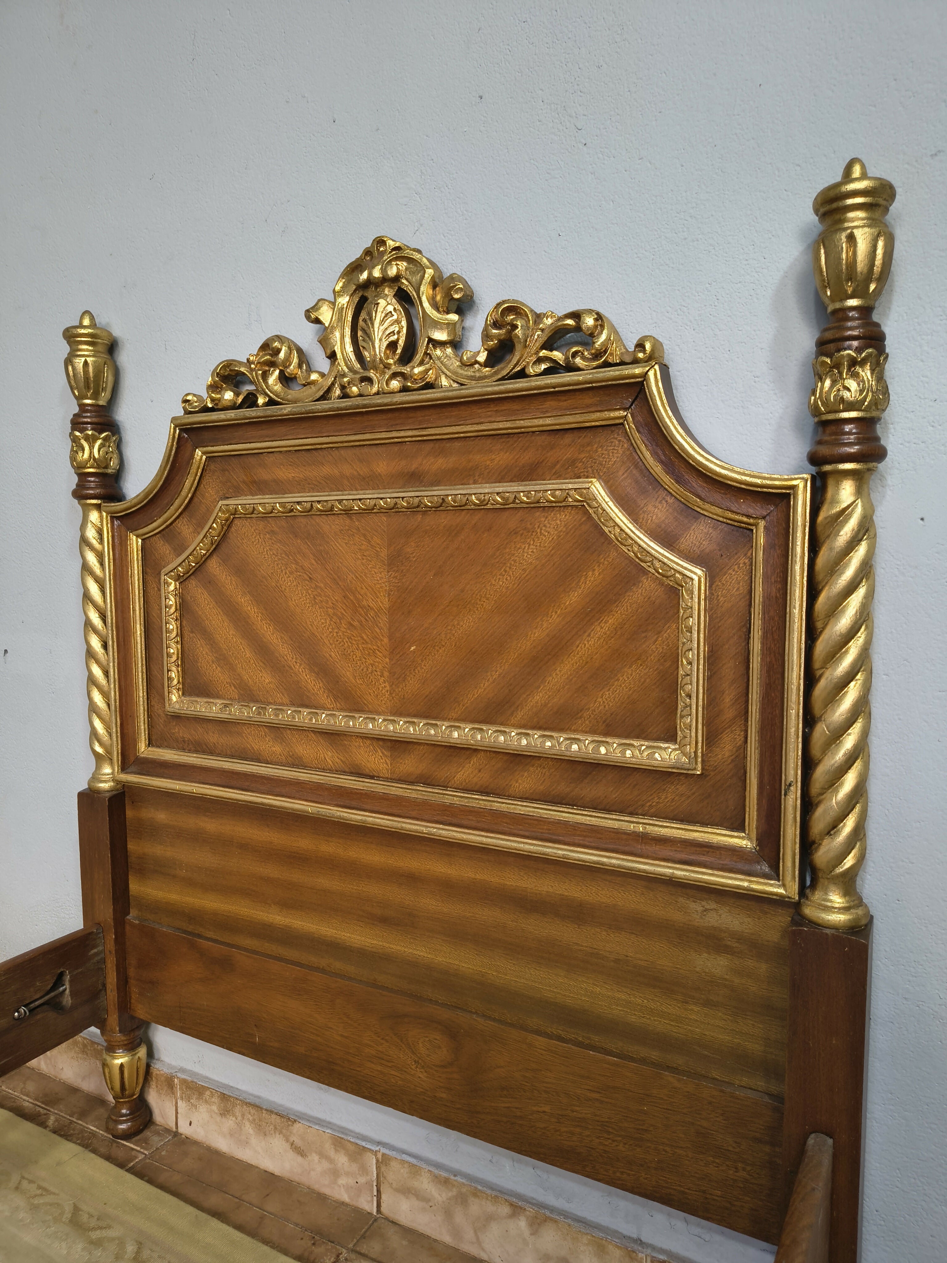 Cama de solteiro antiga