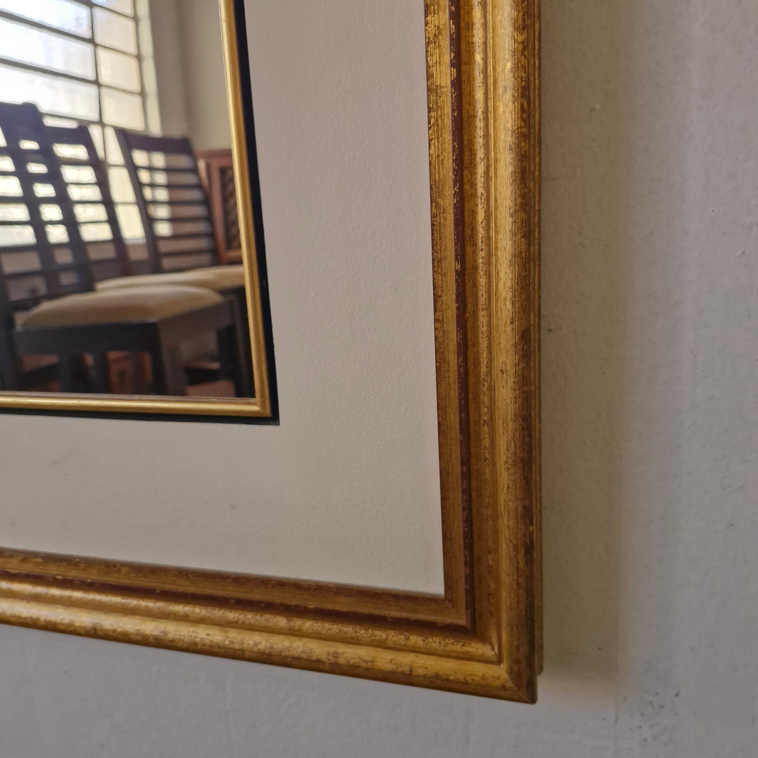 Espelho Quadrado com Moldura Dourada