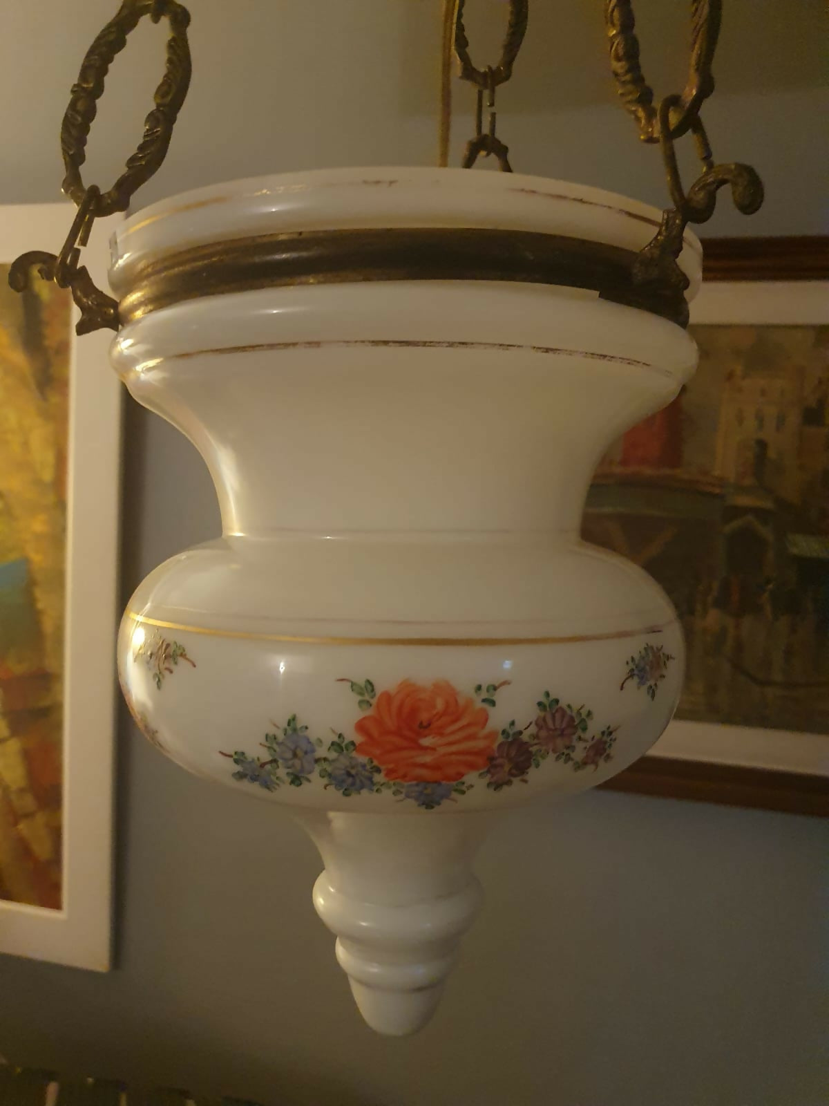 Antiga luminária pendente de teto em opalina branca pintada a mão com estrutura em bronze