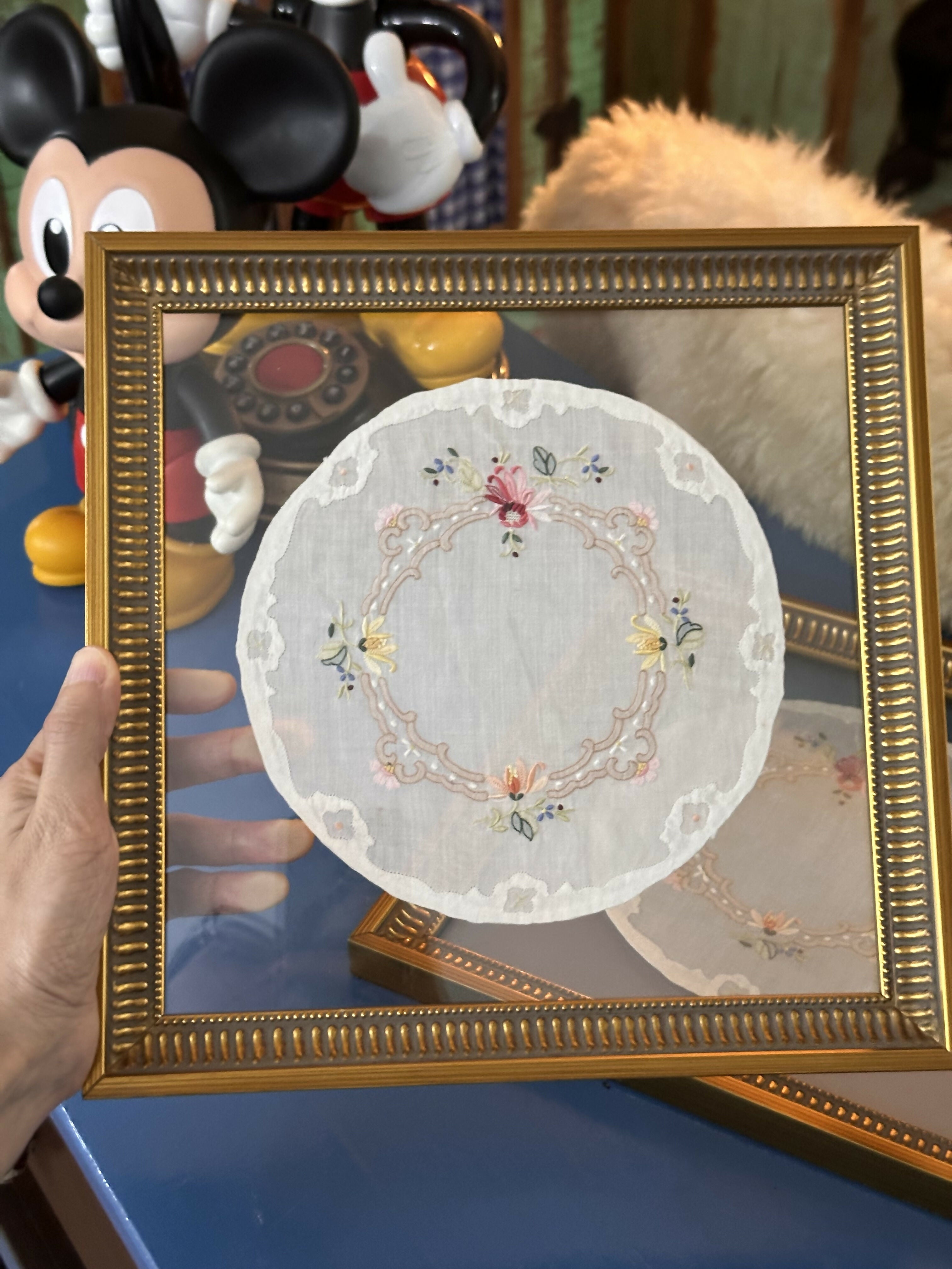 Vintage quadros em moldura dourada em madeira trabalhada , sendo vidro duplo e para dar o charme , toalhinha bordada ao centro ( ilha da Madeira) preço unitário