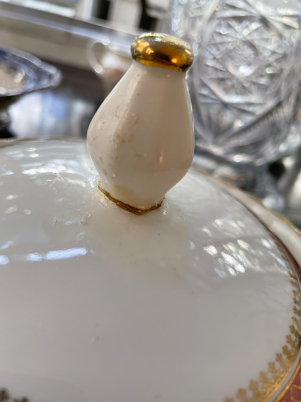 Sopeira em porcelana Steatita com detalhes dourados 