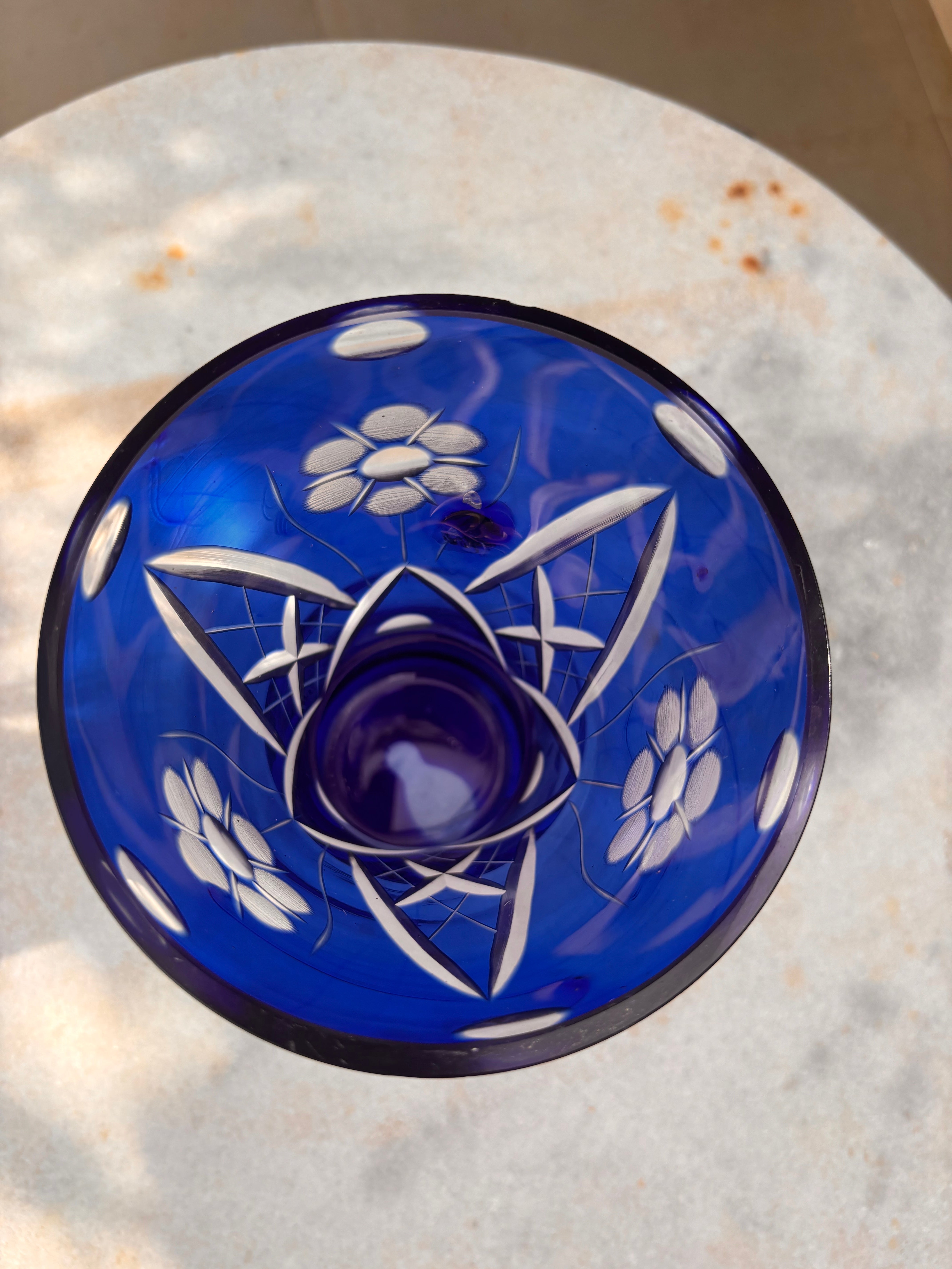 Maravilhoso Vaso Cristal Doublé Tcheco Azul Lapidado À Mão Década 1960
