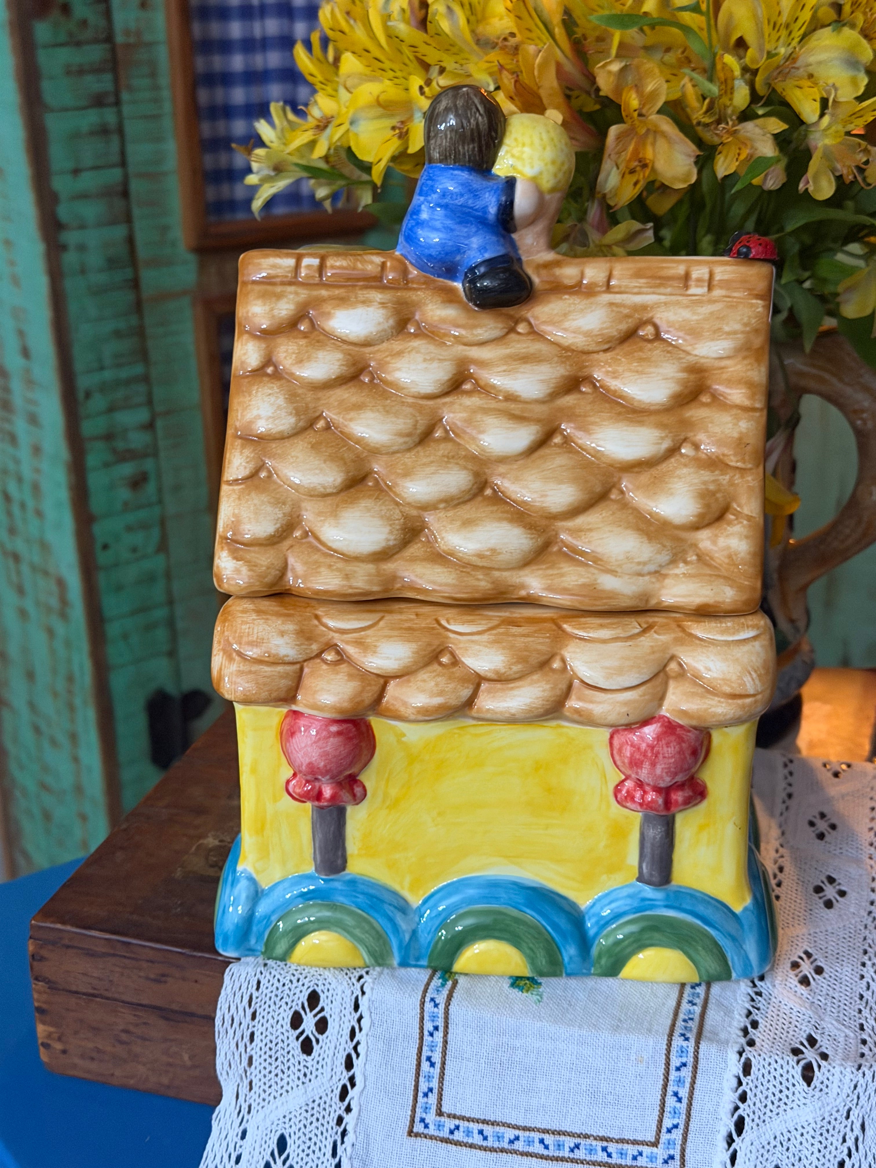 Vintage biscoiteira em formato de casa de doces com telhado removível