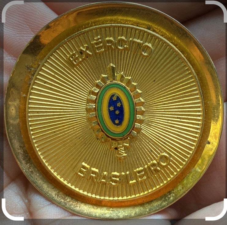 Pequeno Broche militar dourado do Exército Brasileiro