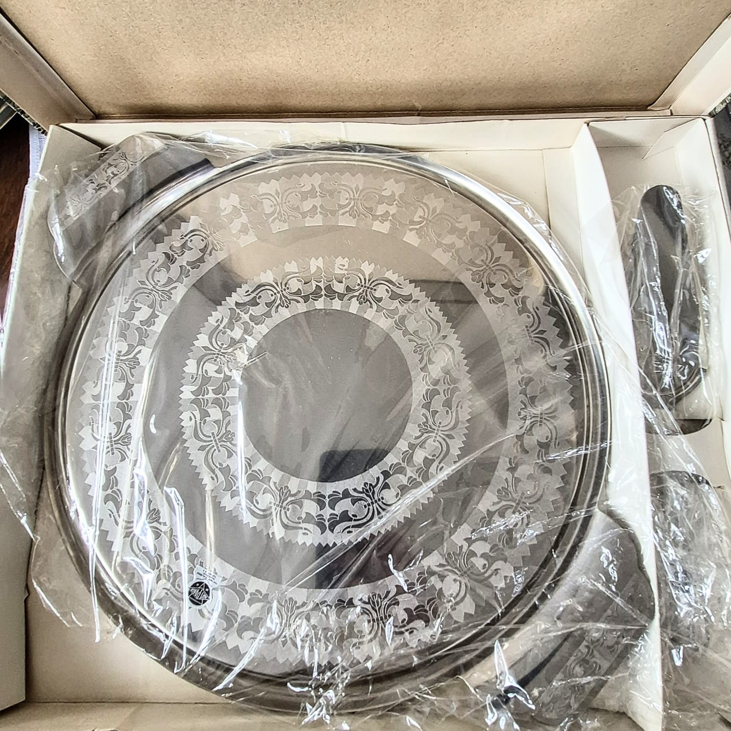 Conjunto para bolo vintage em inox 18/8 da marca Art Prata com 2 peças: prato de bolo e espátula.