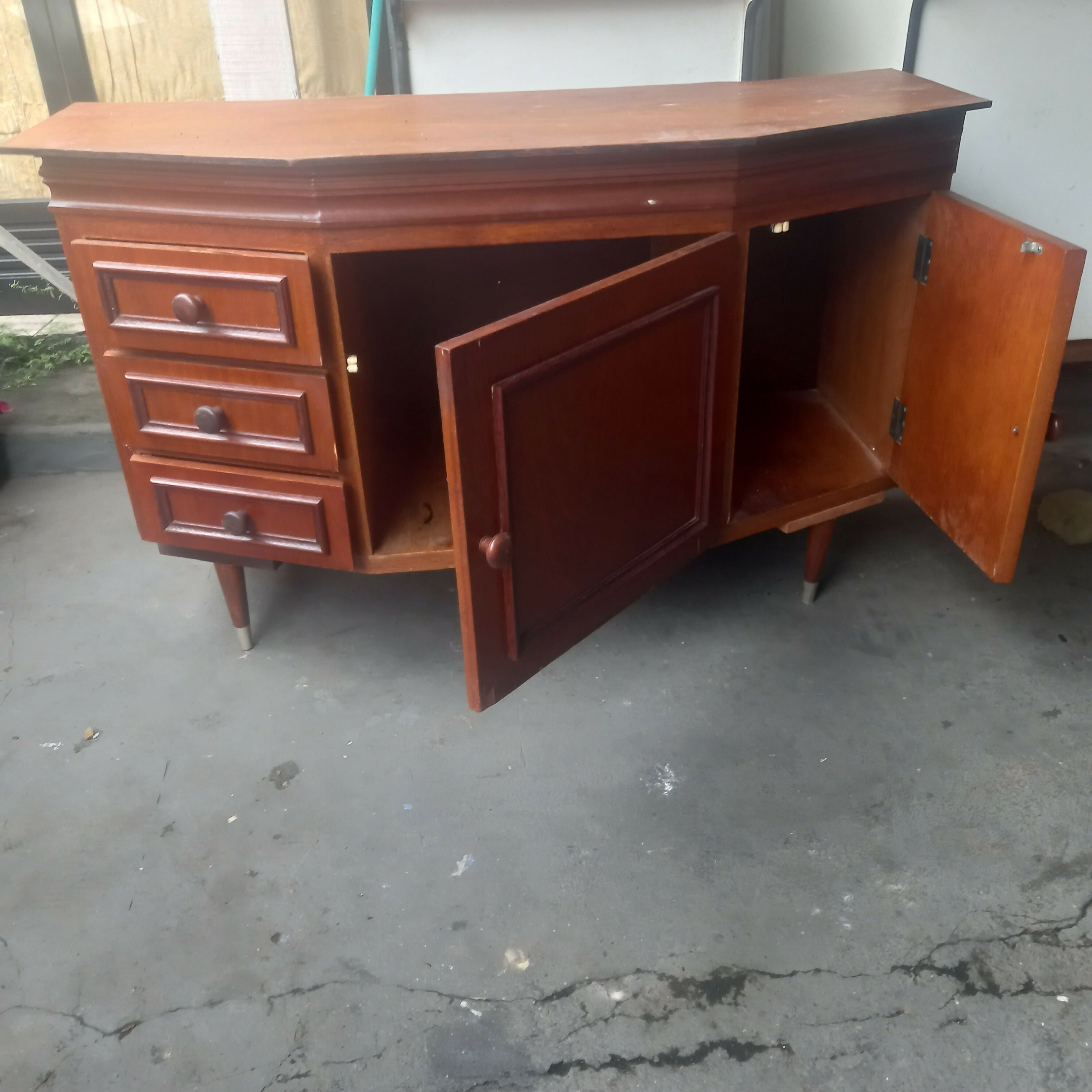 Aparador / Buffet de madeira com 2 portas e 3 gavetas