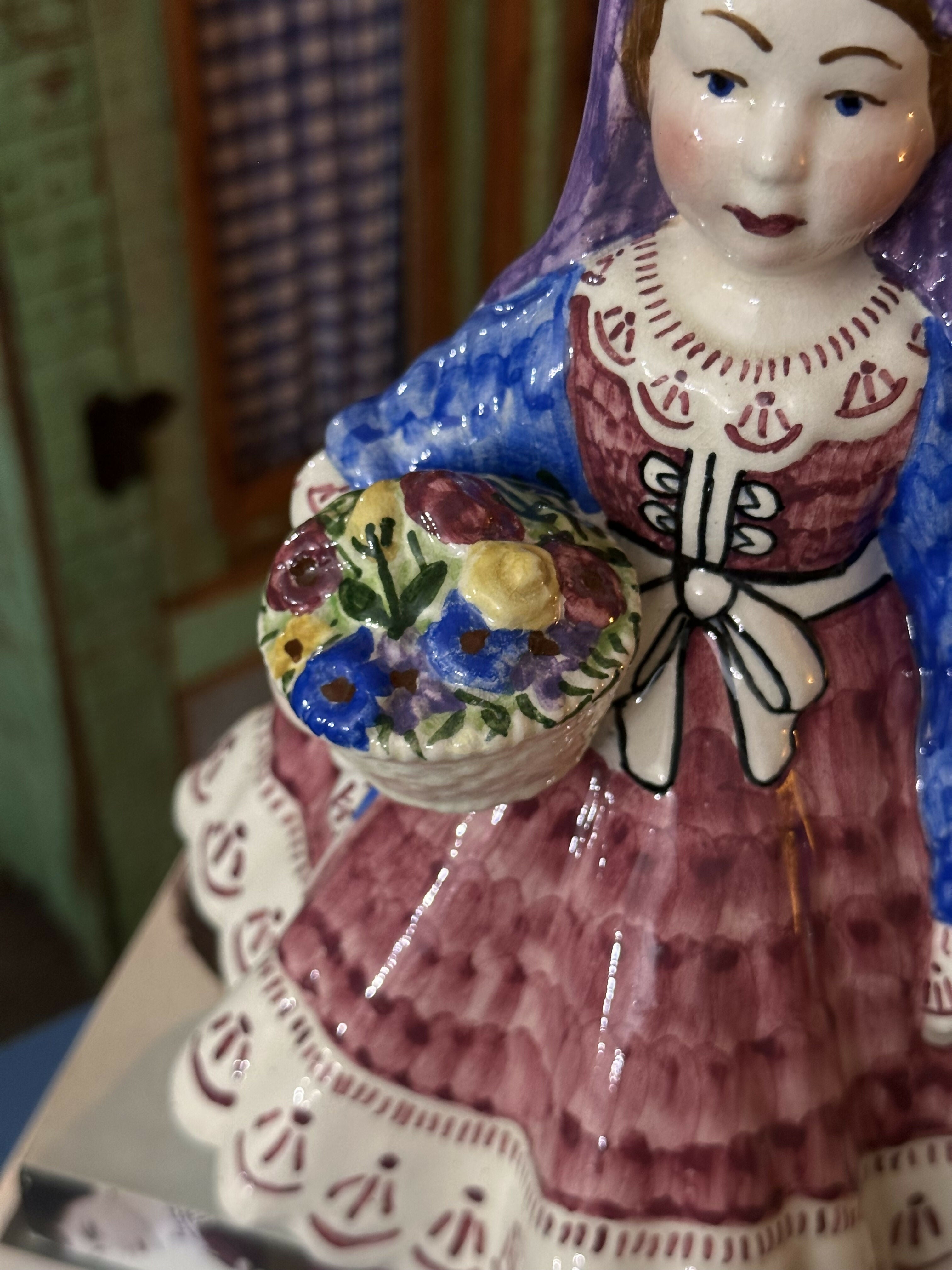 Maravilhosa estatueta antiga em faiança portuguesa mulher camponesa florista - peça pintada à mão