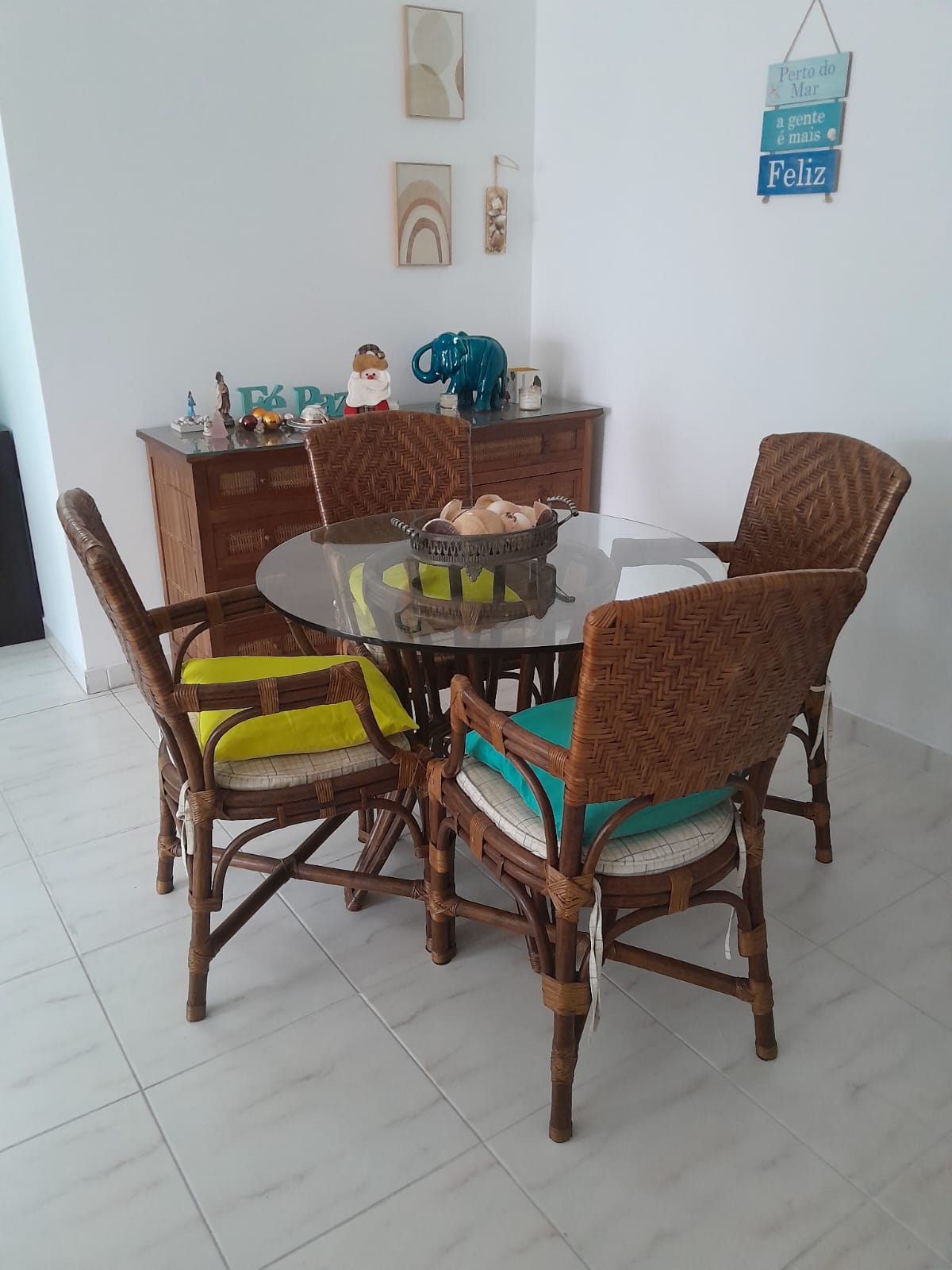Mesa de jantar redonda em vime com 4 cadeiras. com assento estofado claro 