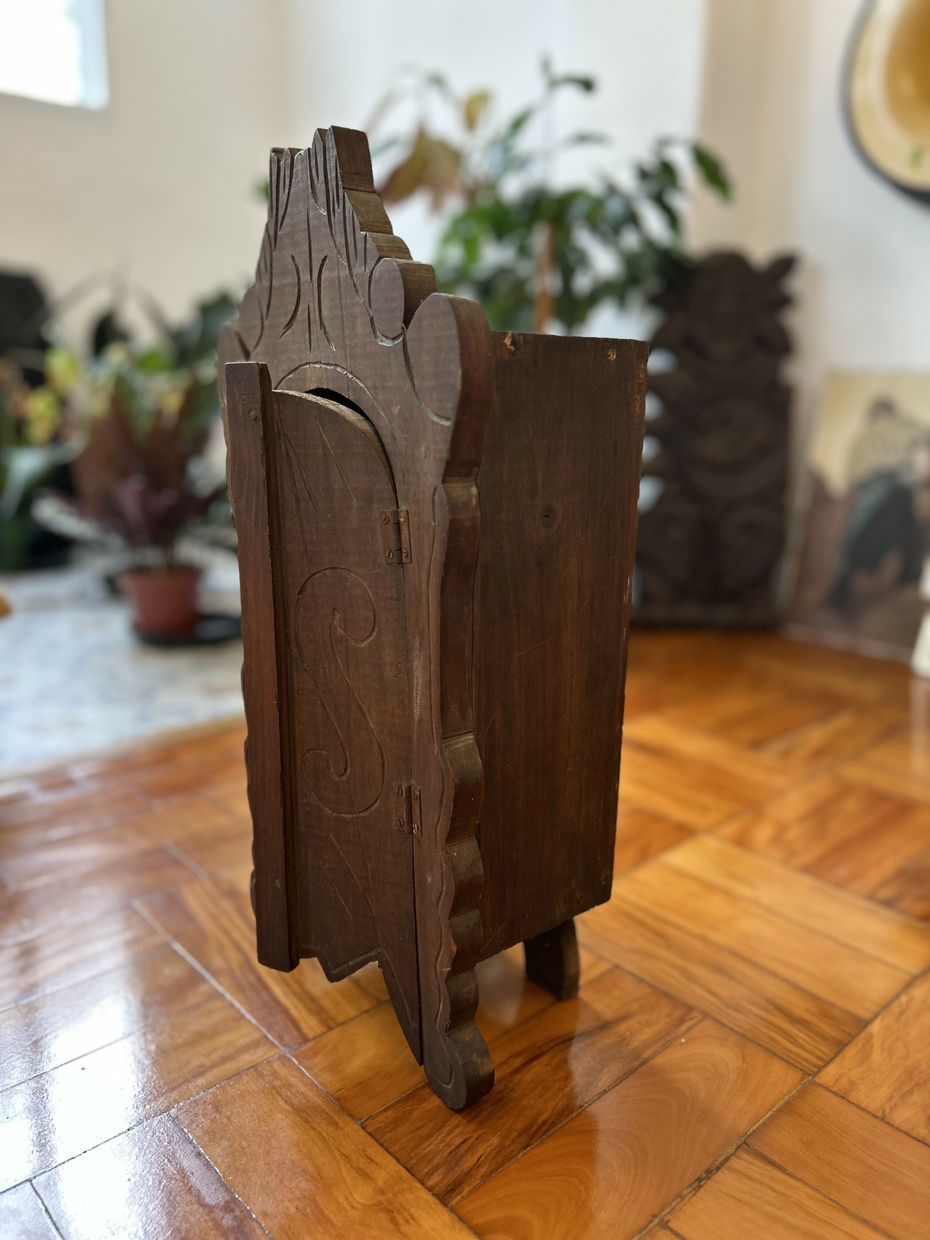 Oratório de madeira entalhado à mão anos 70/80