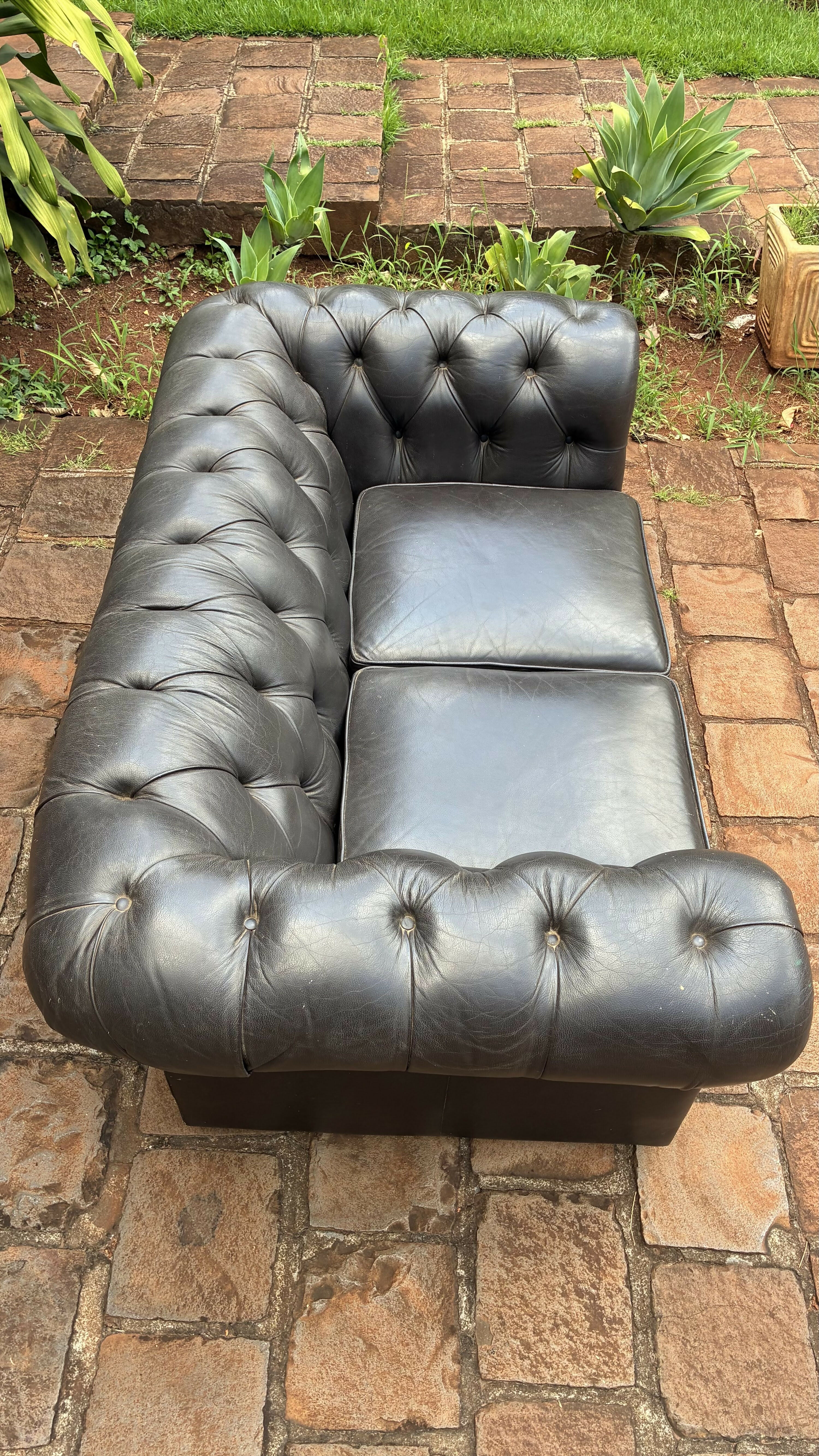 Sofá Chesterfield em couro preto