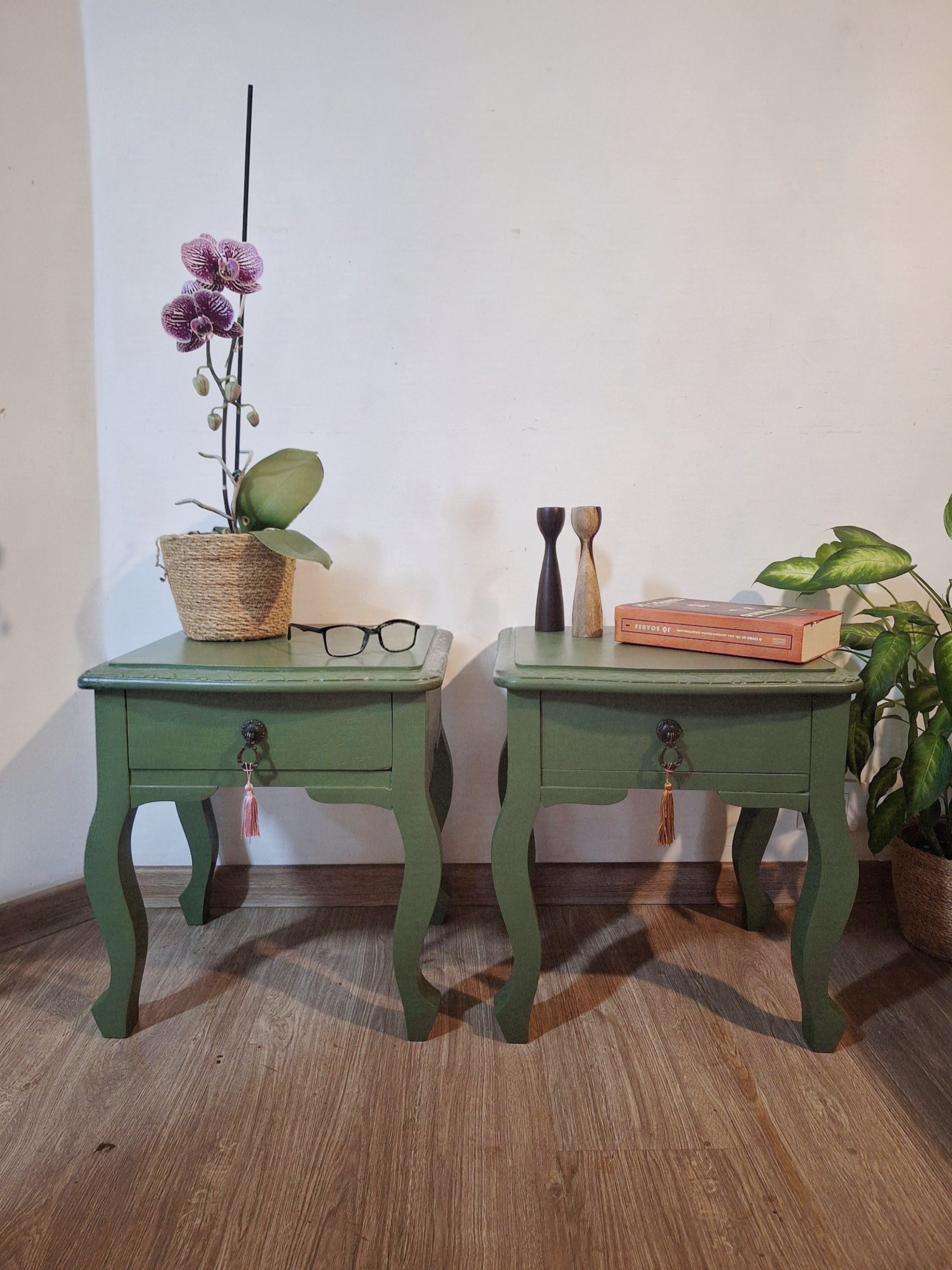 Par de mesas de cabeceira em verde 