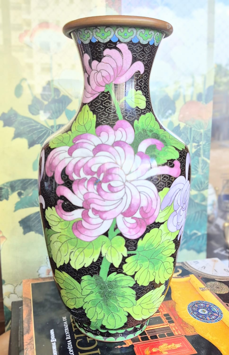 Vaso em cloisonné lindíssimo com decoração em peônias lilases no fundo escuro. Perfeito estado e incrível!