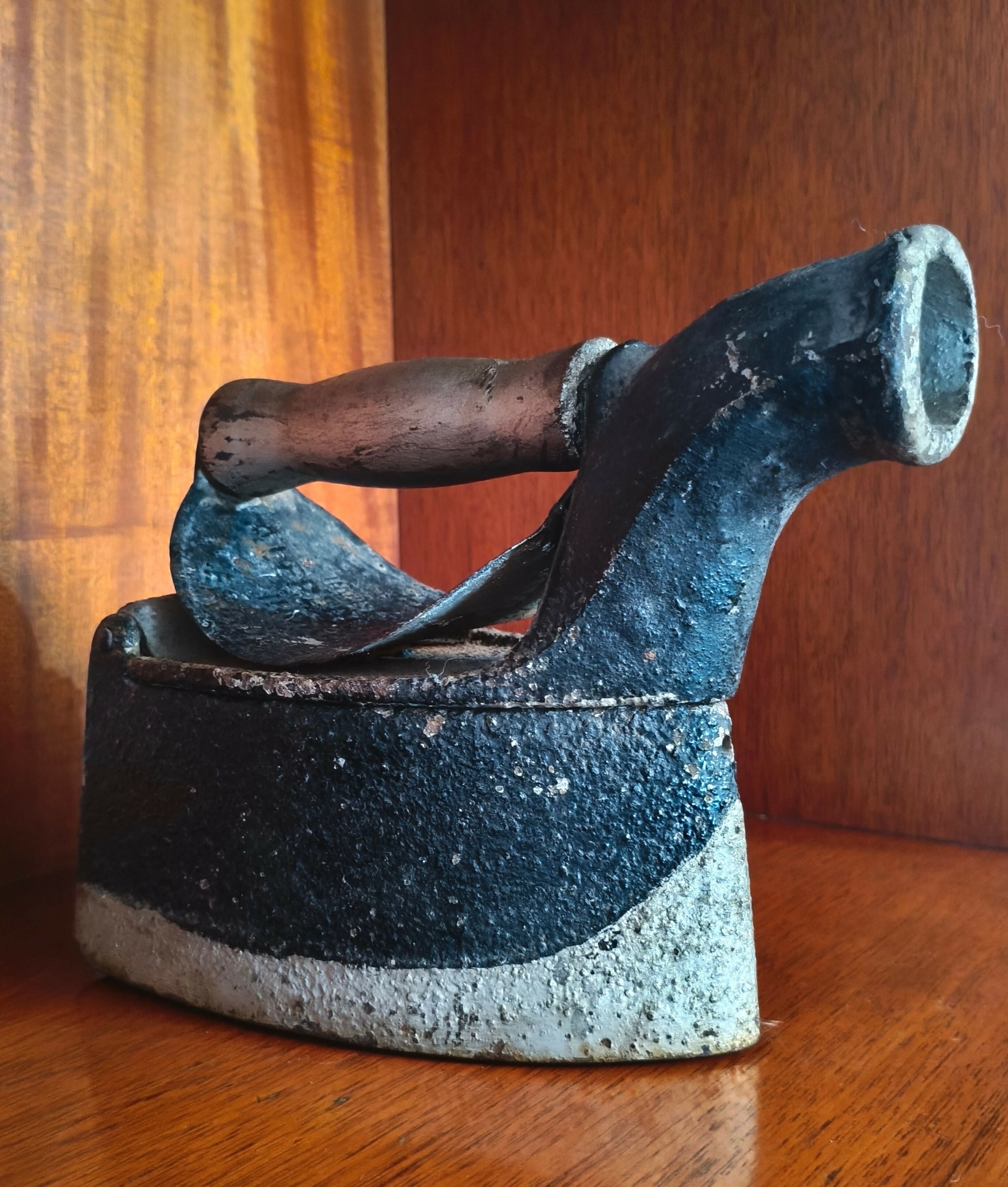 Ferro de passar roupa a carvão