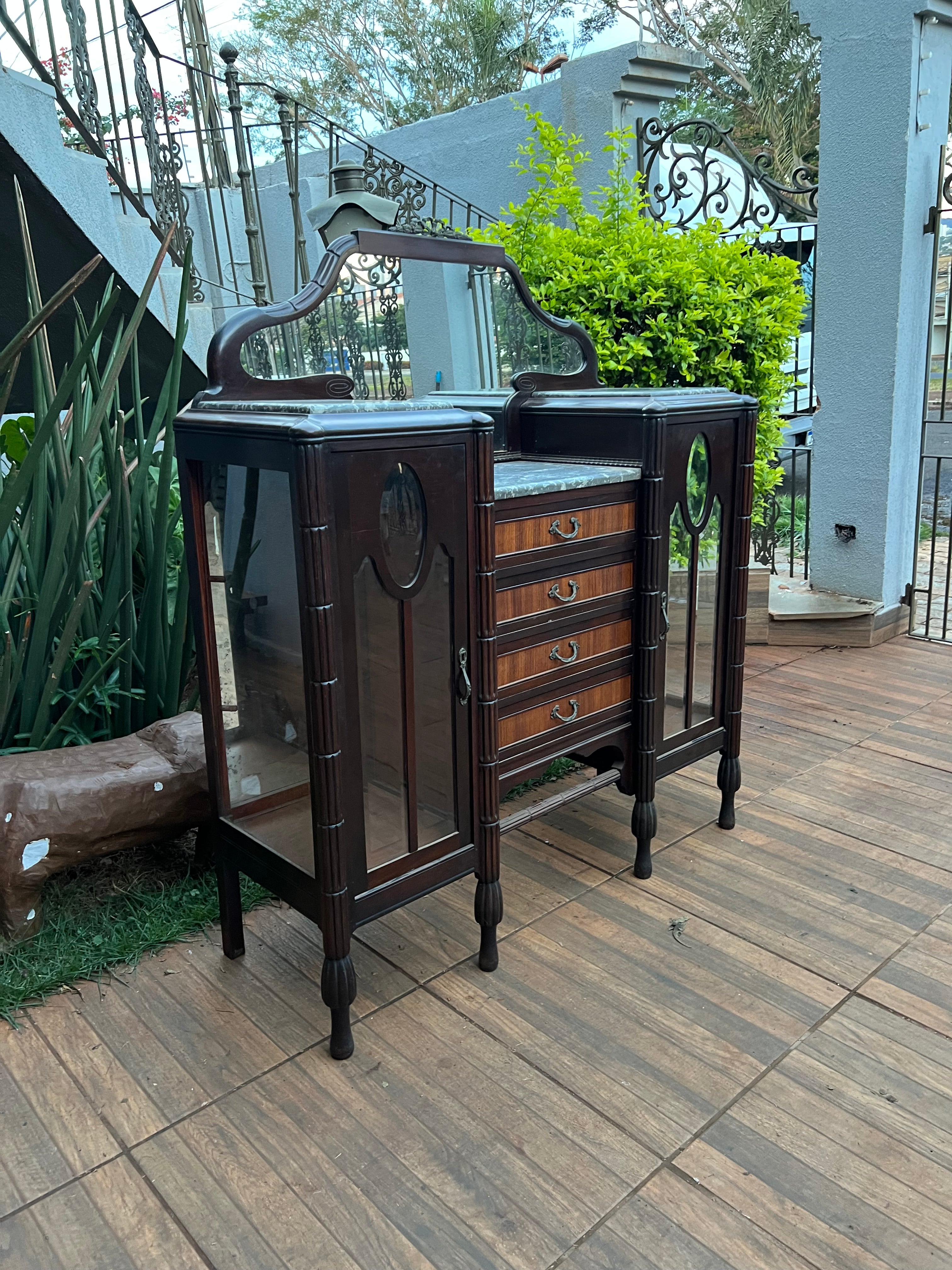 Cristaleira Art Deco com Mármore francês com vidros bisotados 