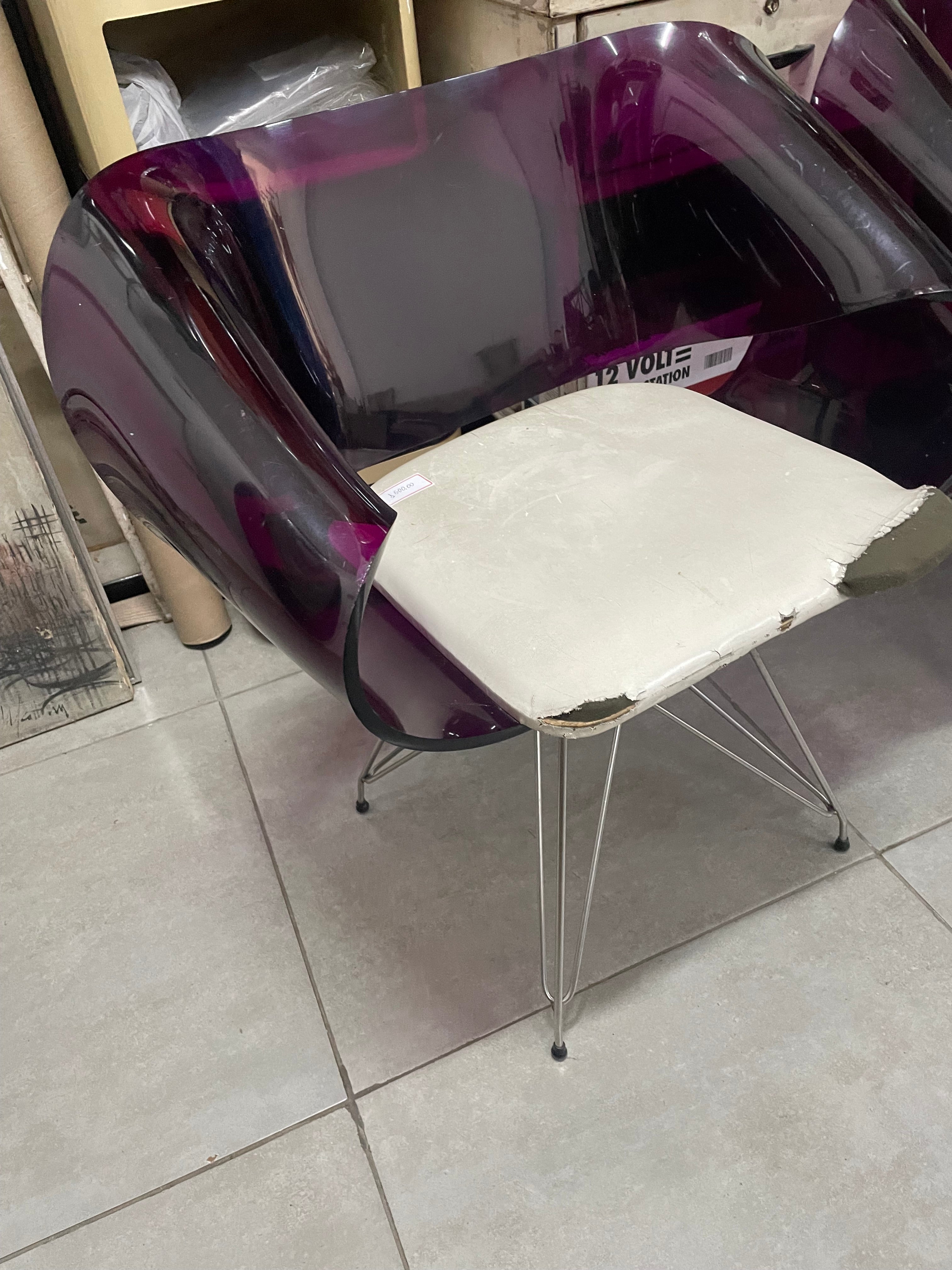 Par de Cadeira Loop – Infiniti em Acrílico roxo Translúcido e assento branco 