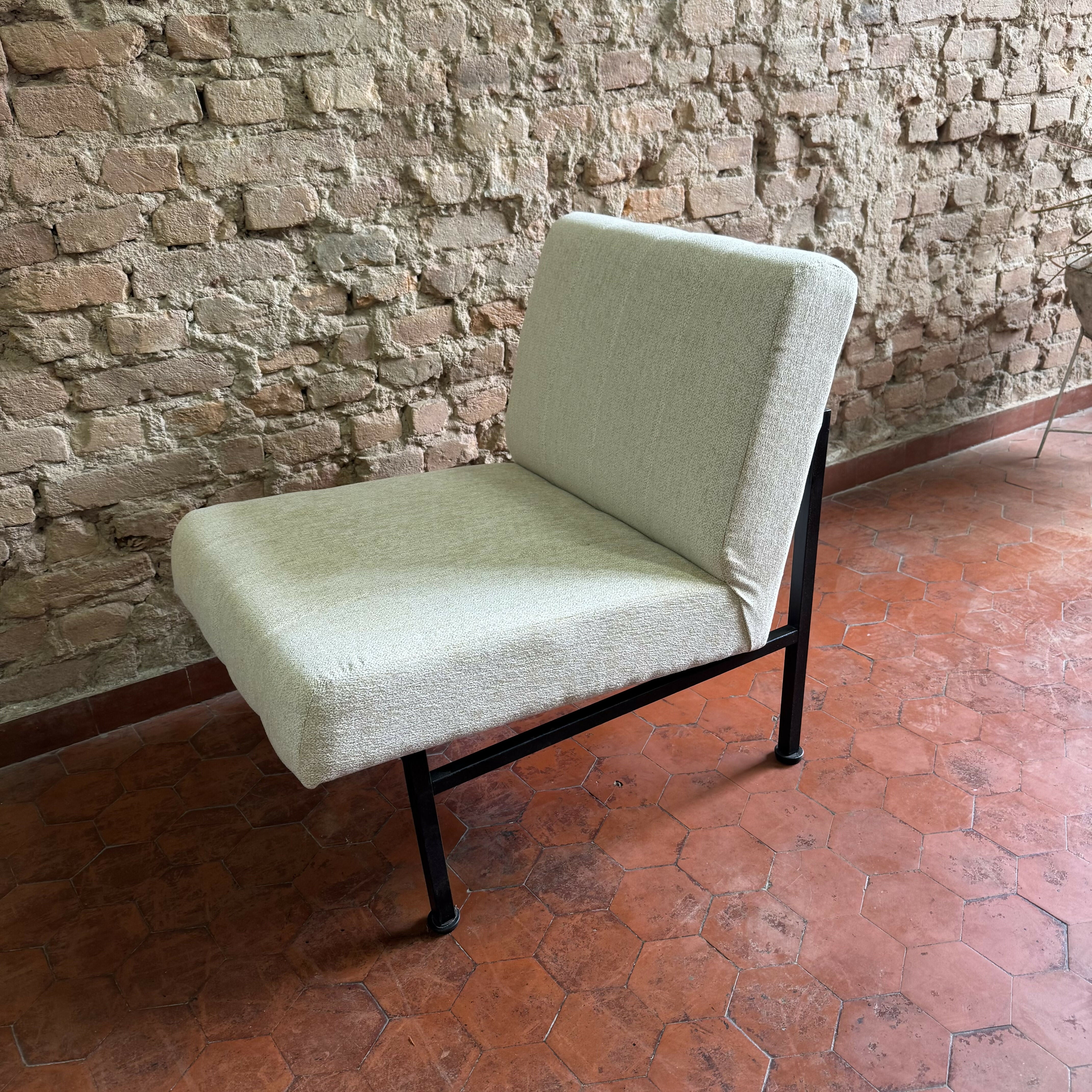 Poltrona antiga em linhão off White - restaurada