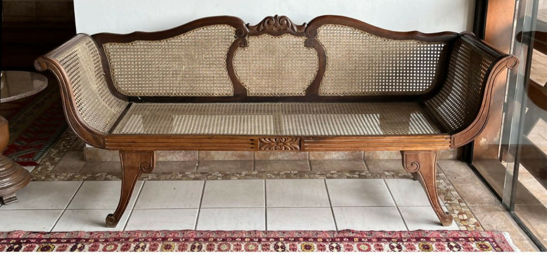 Marquesa antiga em madeira e palhinha