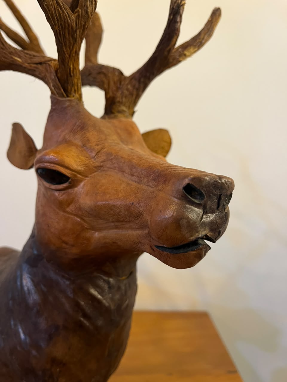 Escultura decorativa de cervo em couro — 46 cm