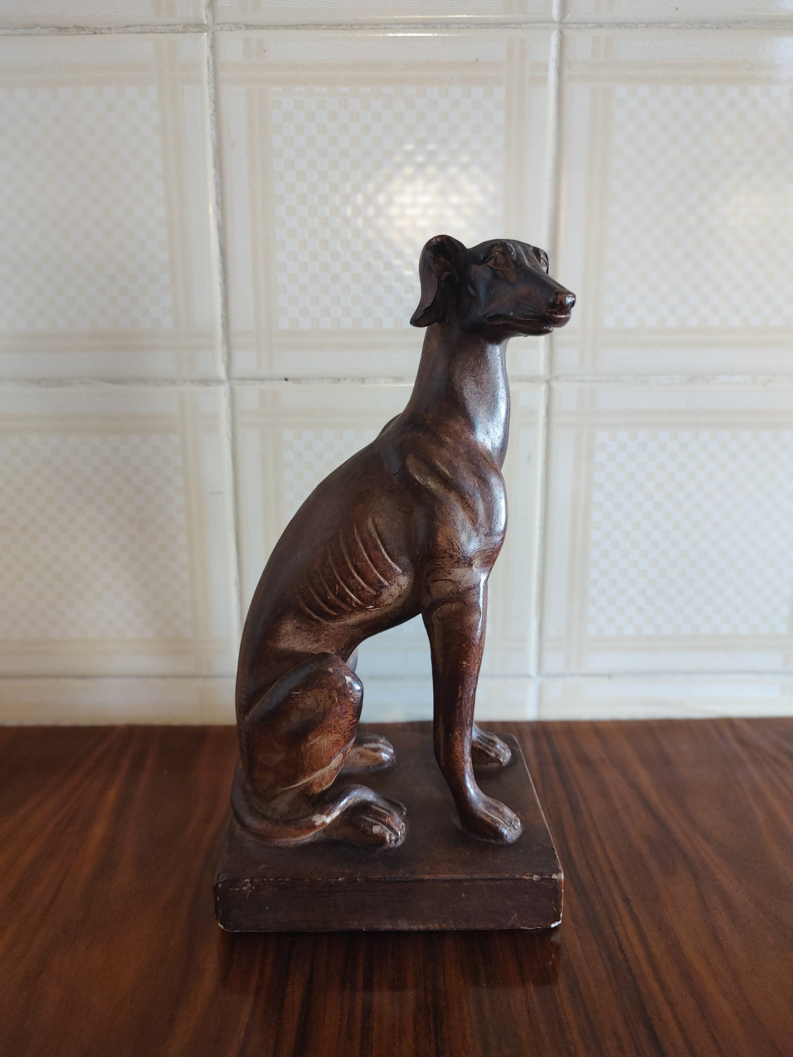 Maravilhosa Estátua de Galgo imitando madeira (23cm altura)