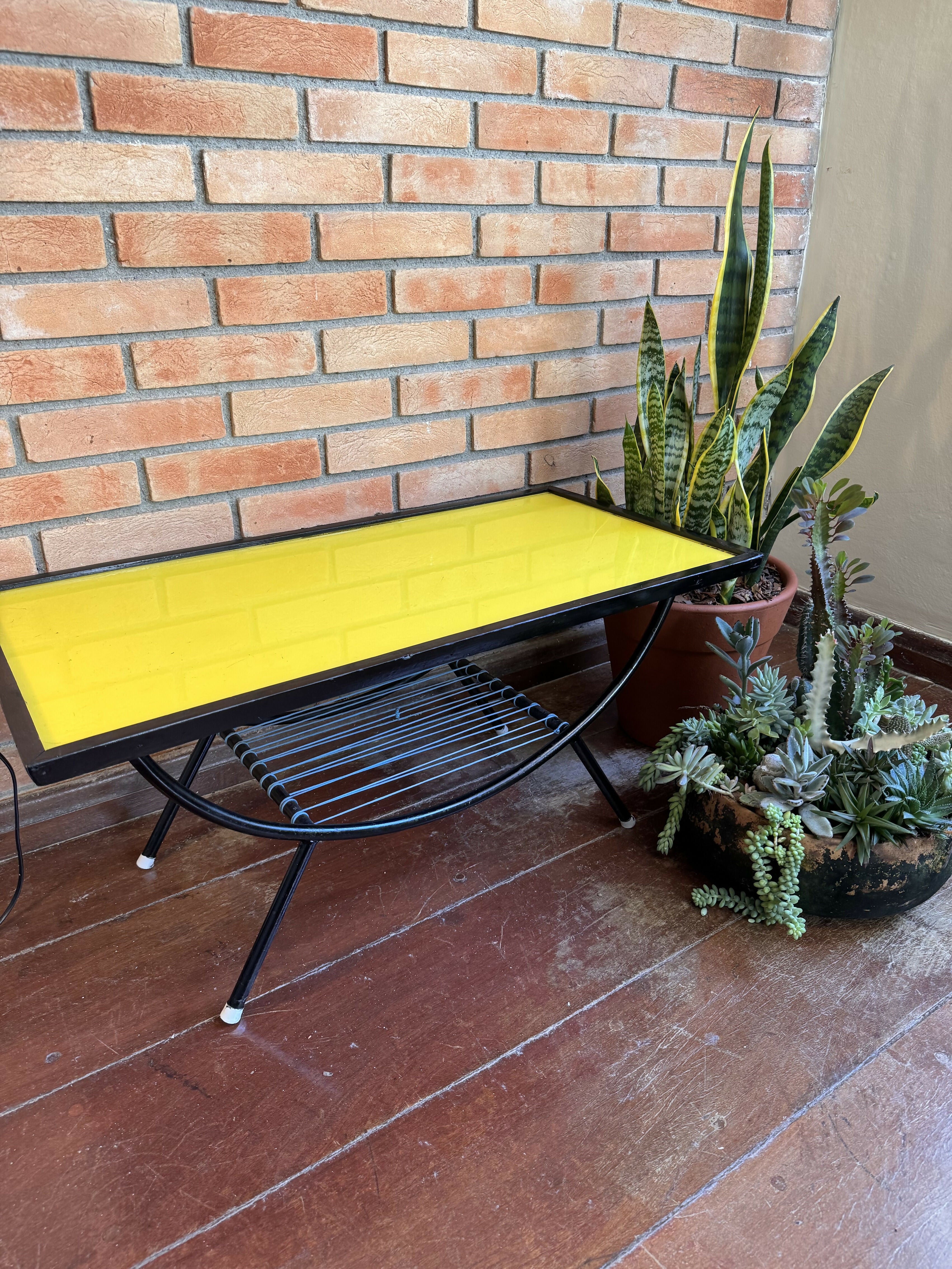 Mesa lateral / mesinha de centro ou barzinho Anos 50 com tampo amarelo