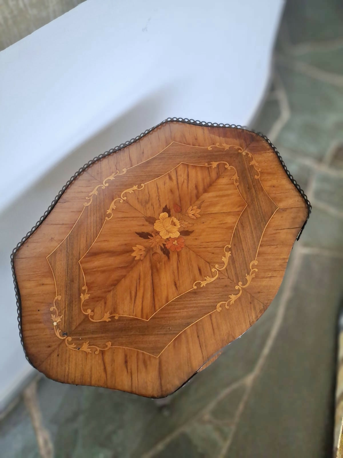 Mesinha em marchetaria