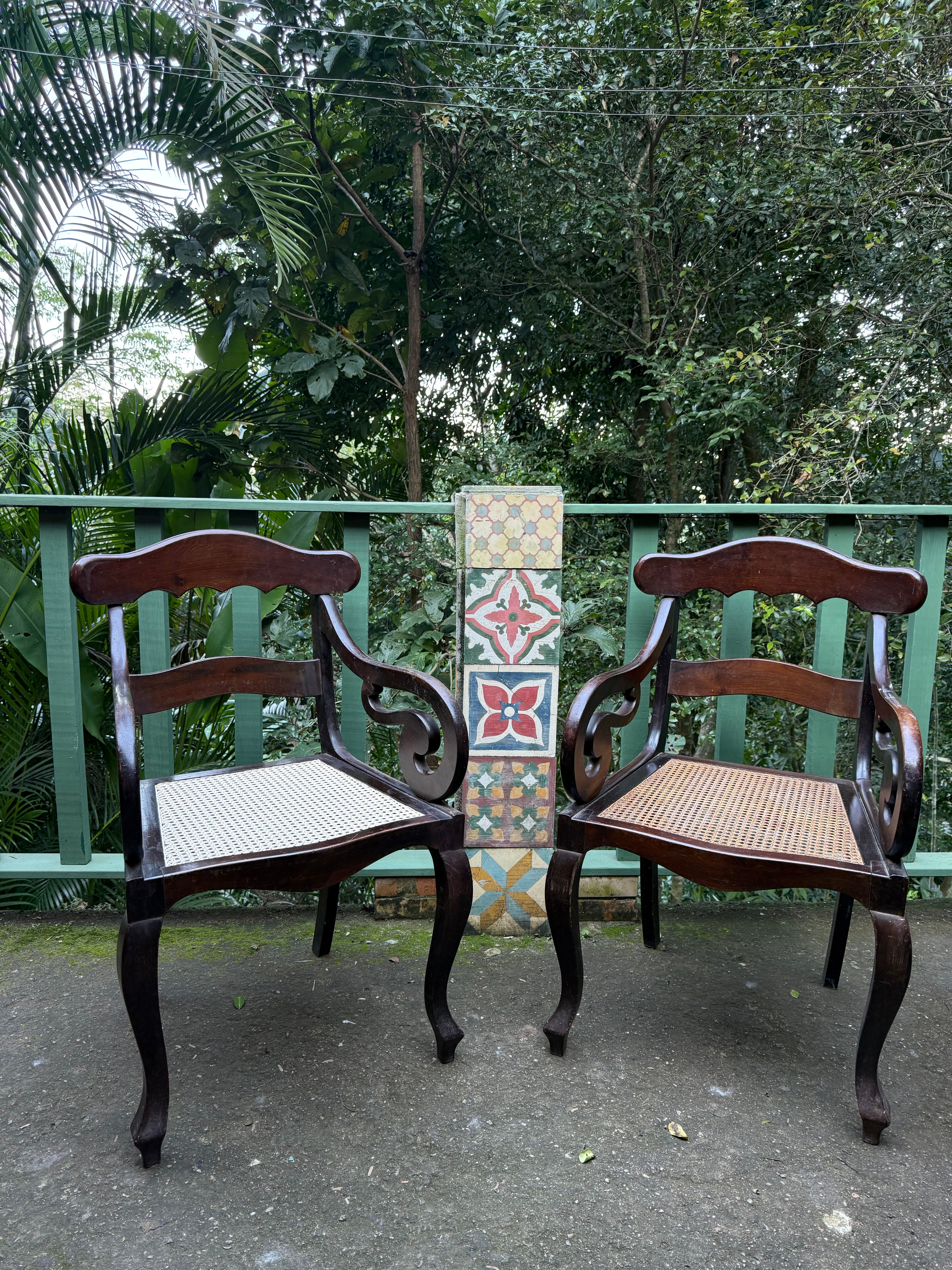 Cadeira com braços dita "rabo de macaco" de jacarandá, assento de palhinha e pés de cachimbo.