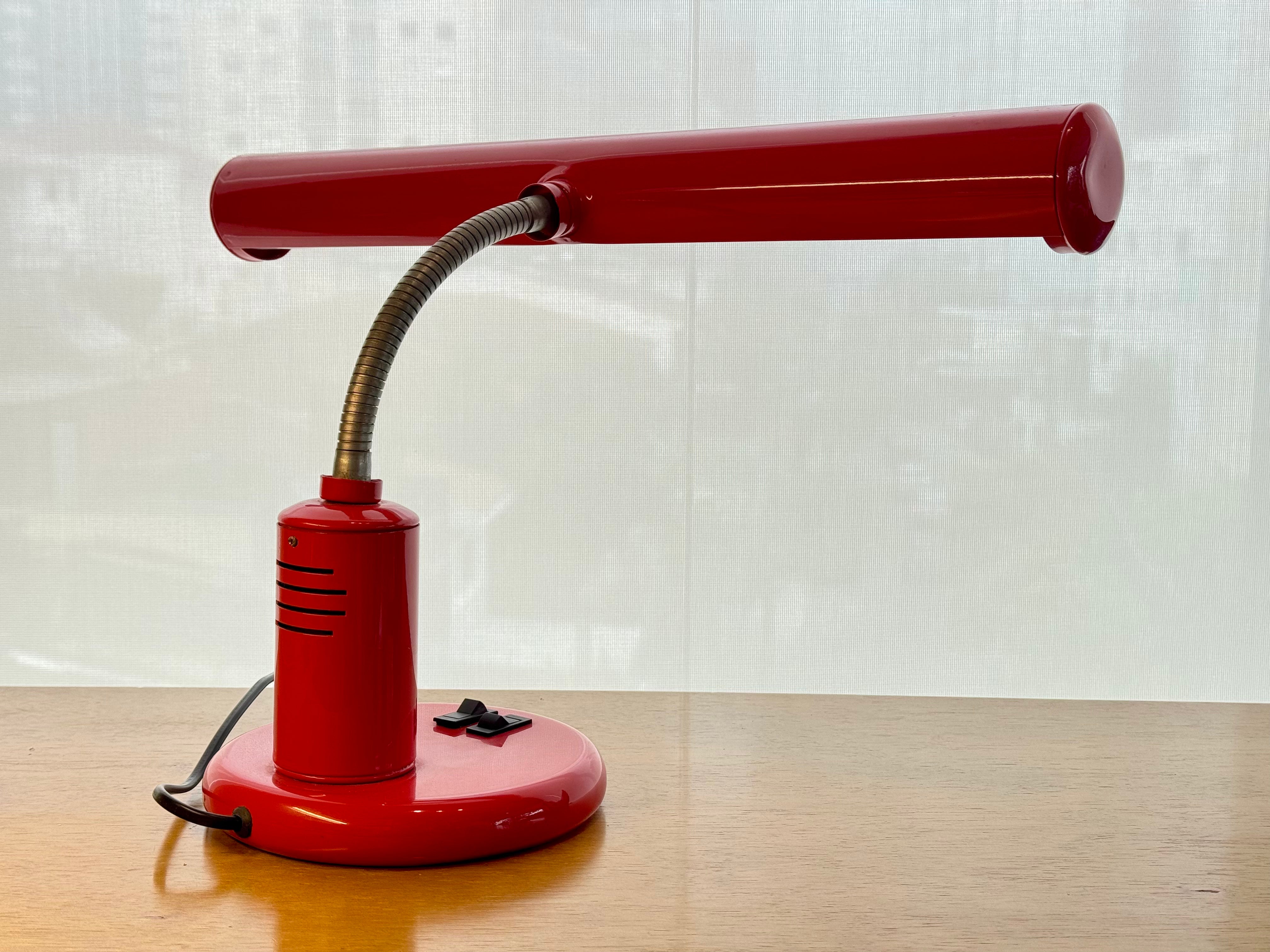 Luminária de mesa articulada vermelha 