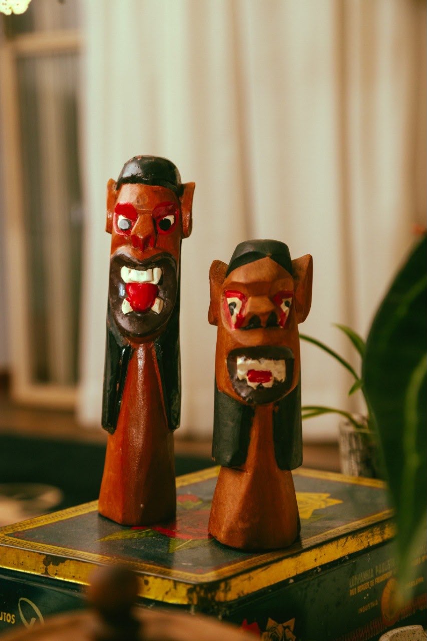 dupla de carrancas de madeira