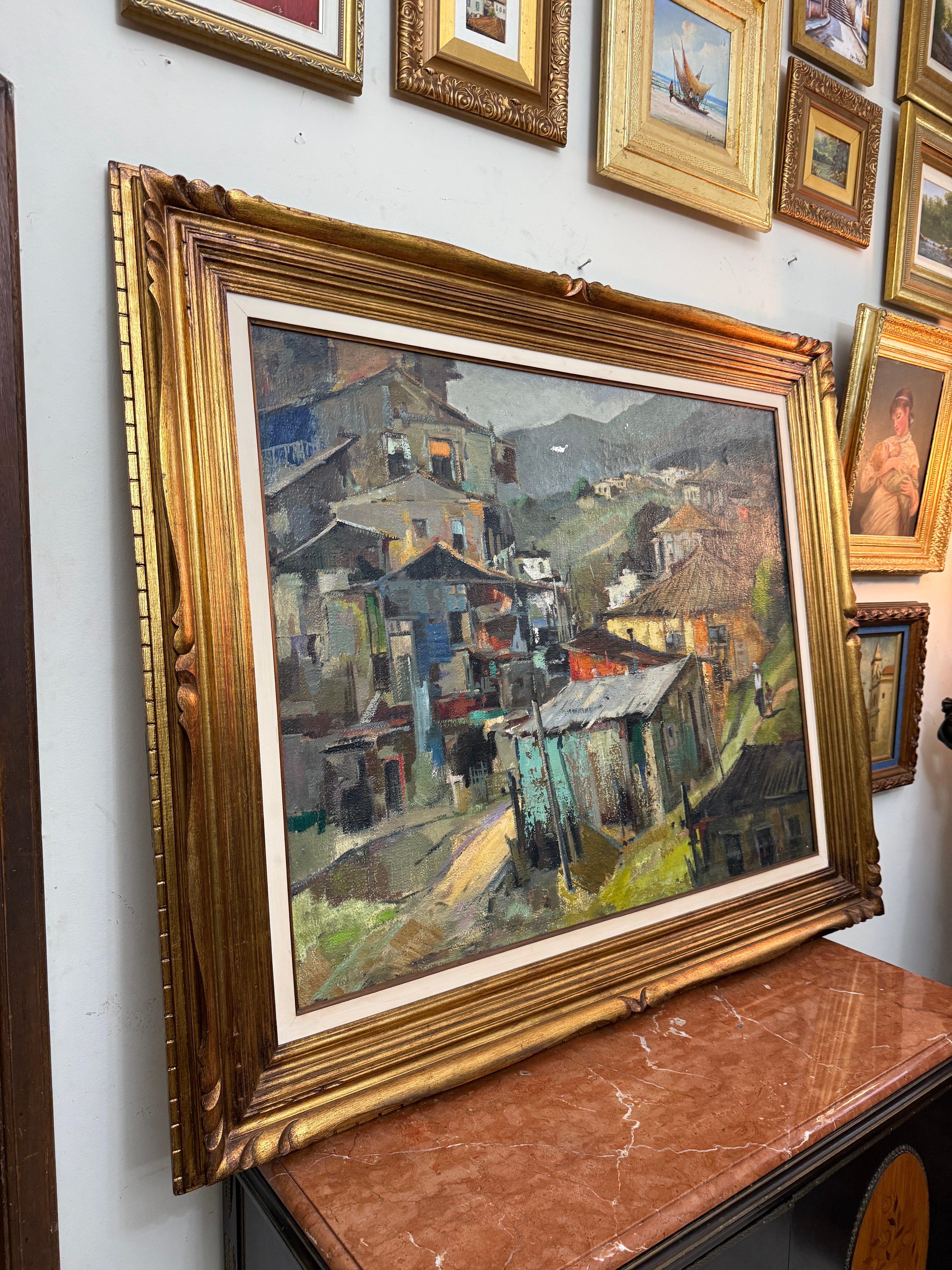 Maravilhoso e grande quadro do renomado pintor brasileiro Durval Pereira com imponente moldura antiga retratando vila rural nas montanhas 