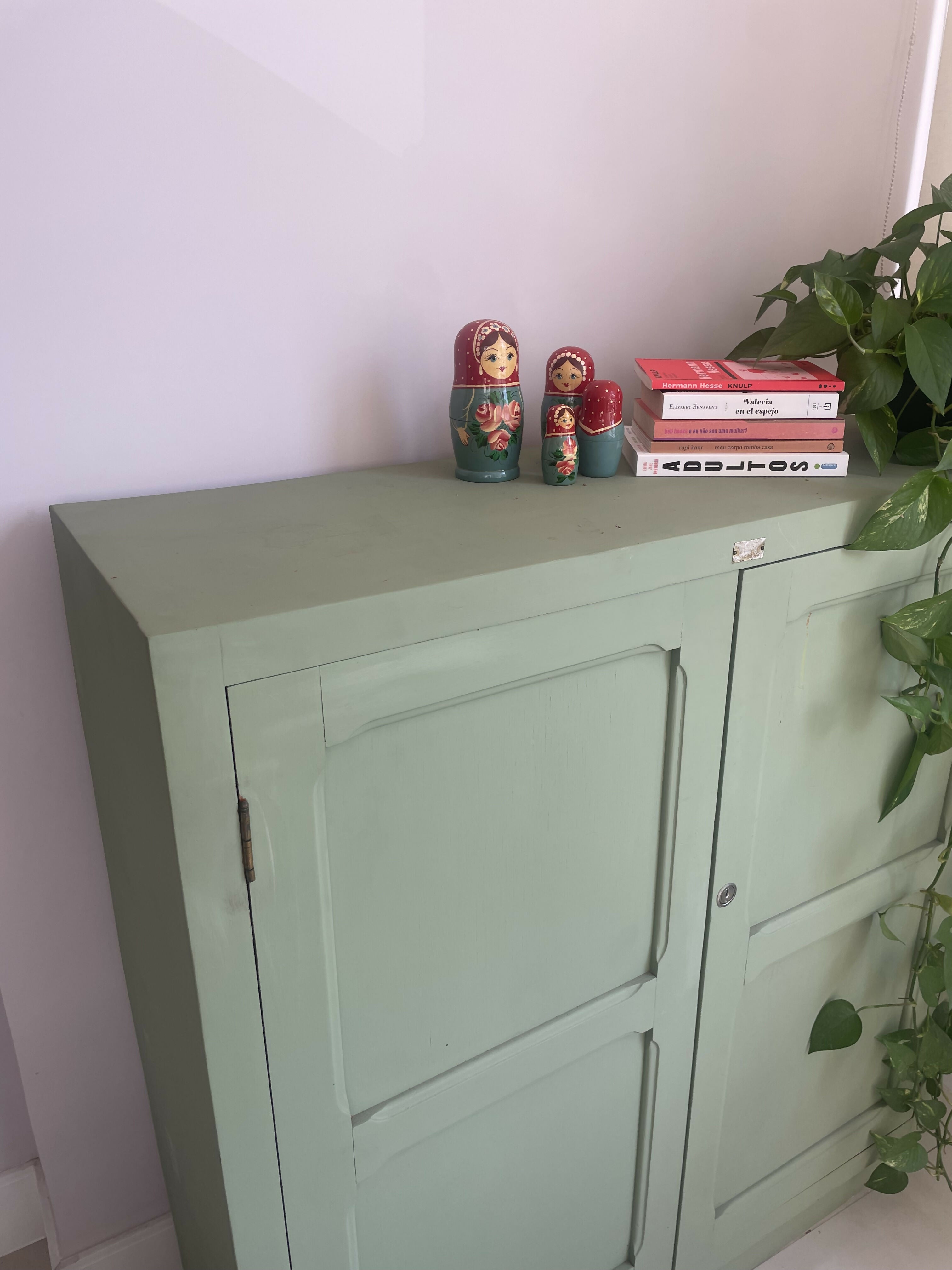 Armário de fazenda anos 40 em Peroba com pintura pistache