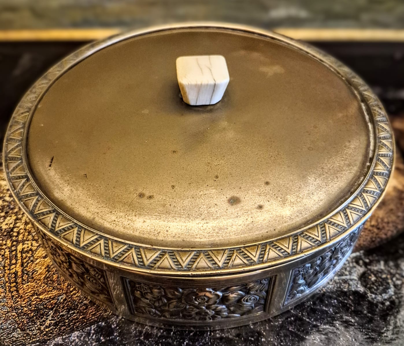 Caixa porta joias,  lindíssima, vintage,  anos 40, em latão trabalhado com pega em osso