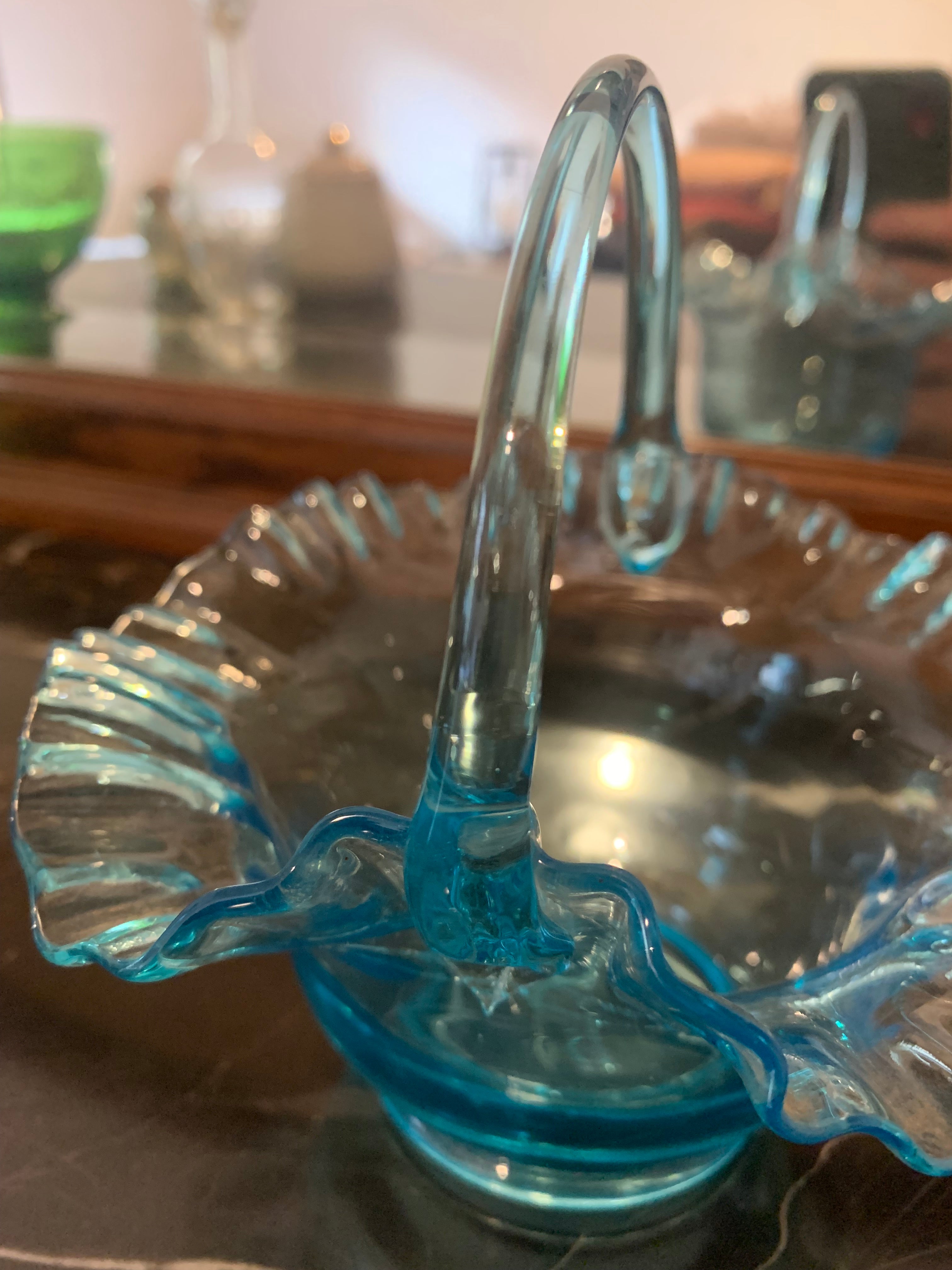 Linda e delicada cesta em vidro estilo murano azul 