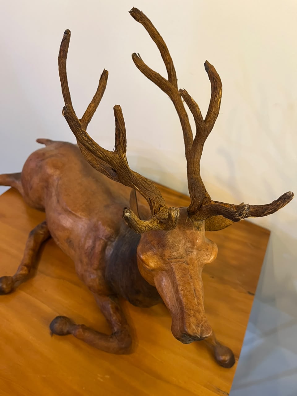 Escultura decorativa de cervo em couro — 46 cm