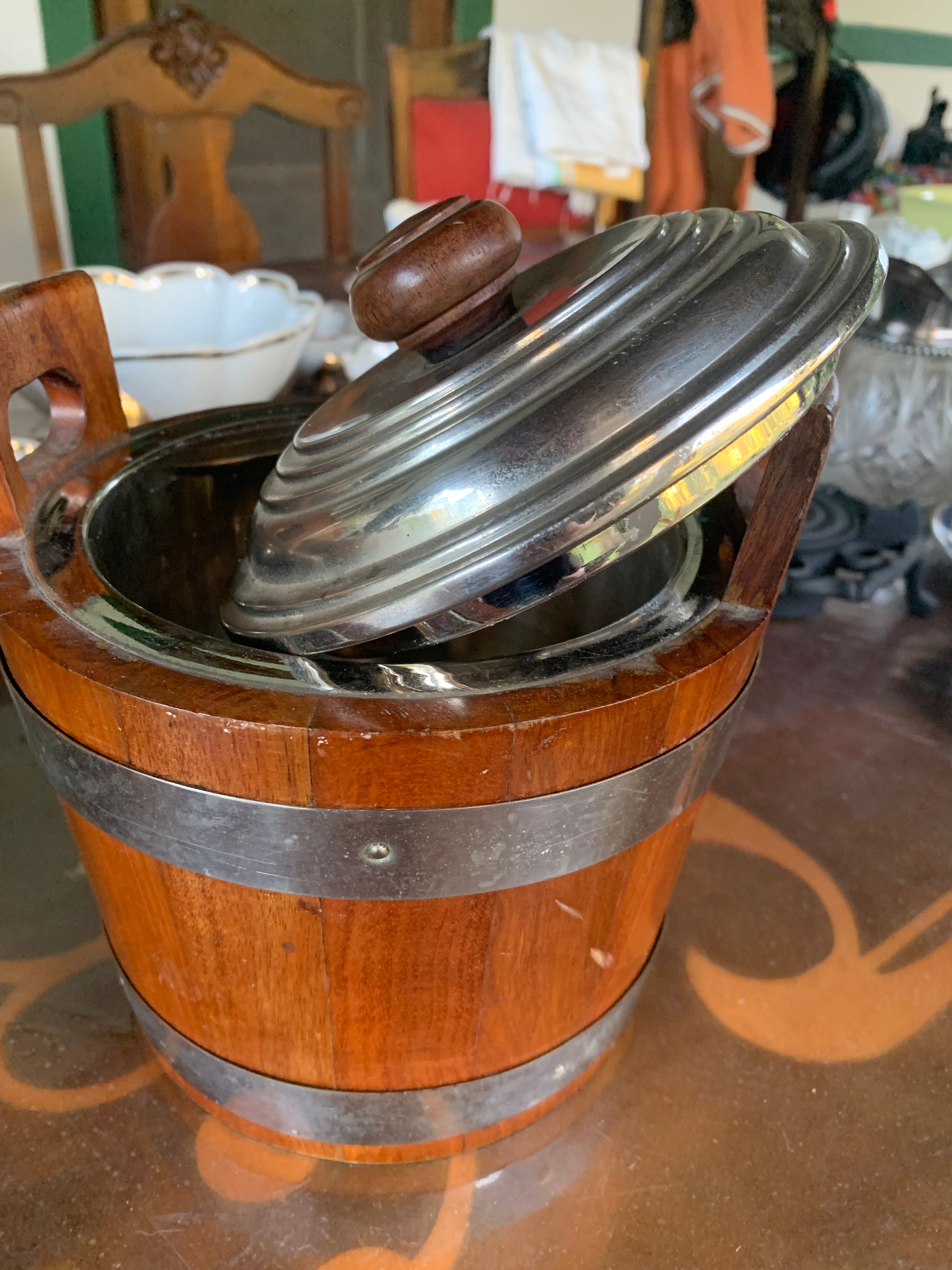 Antigo e pesado balde de gelo em madeira (carvalho) e revestimento e detalhes em inox