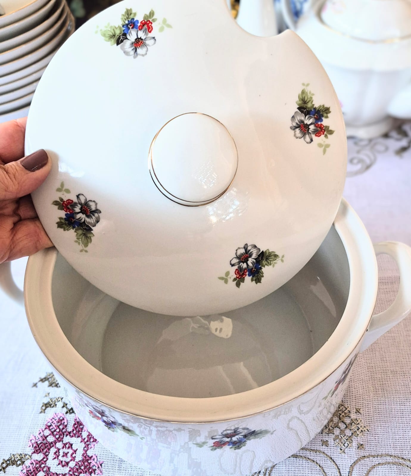  Sopeira linda, com floral delicado, em porcelana vintage nacional Real. Perfeito estado.