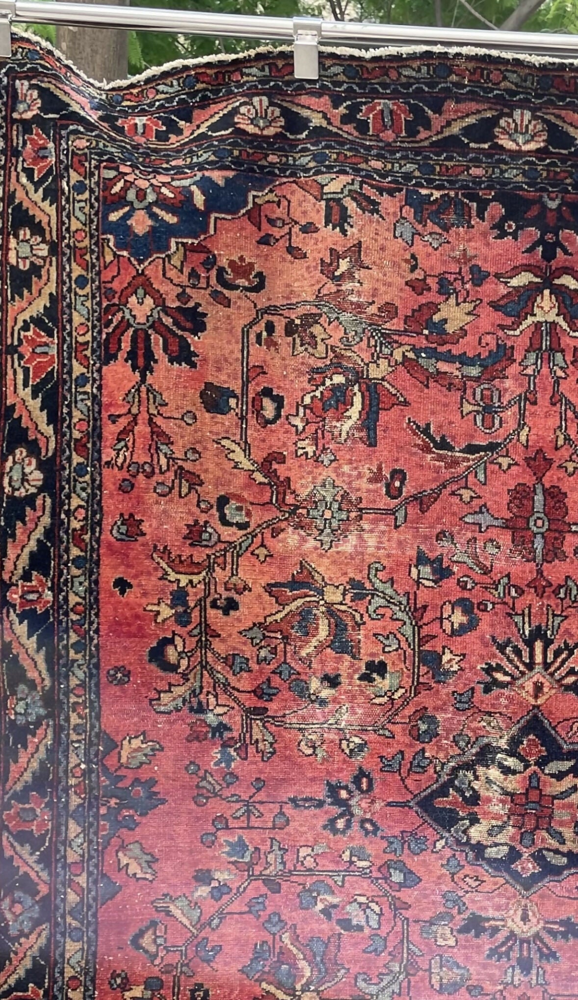 Tapete Sarouk com padrão floral