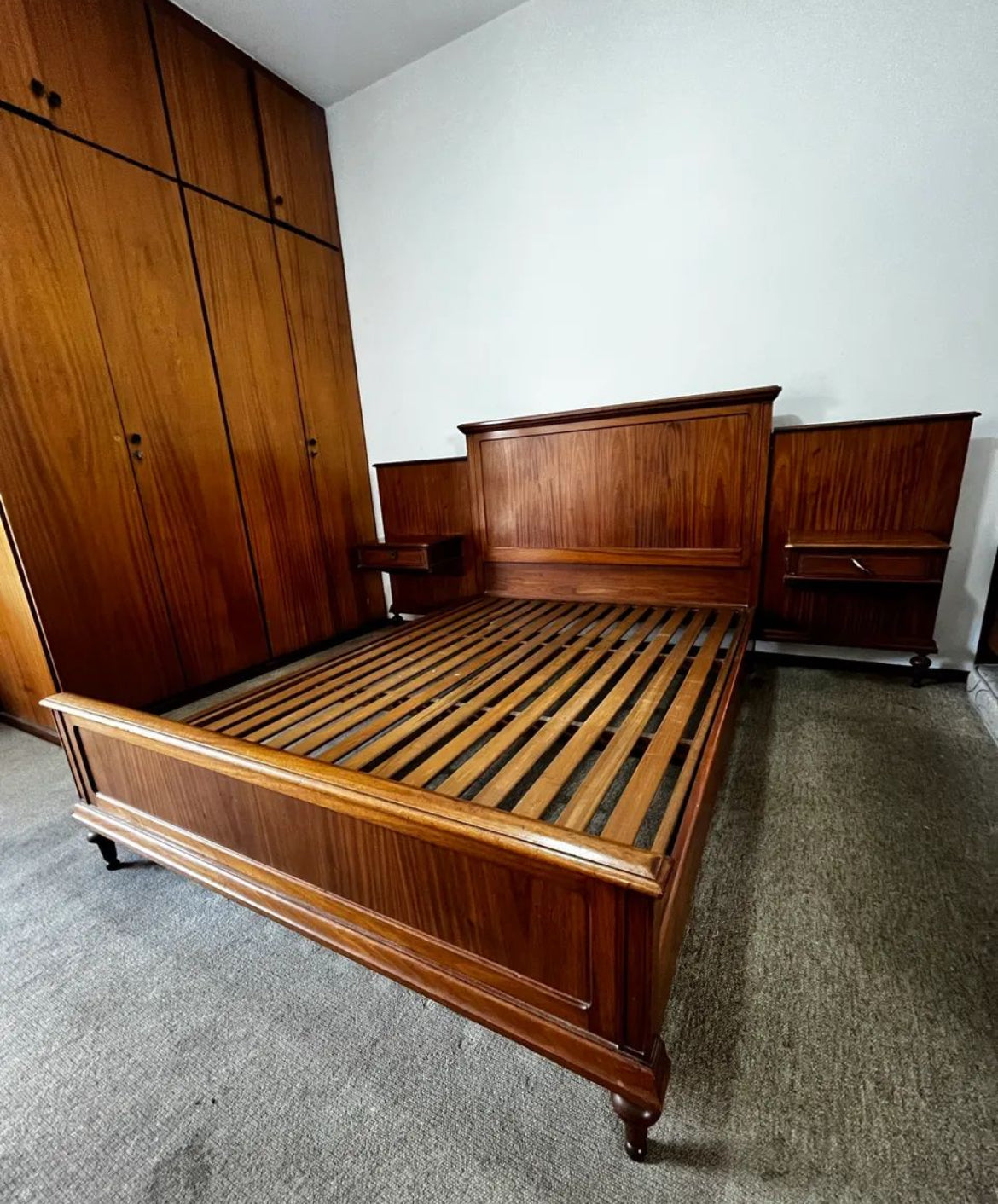 Cama de casal vintage com mesa de cabeceira removível em madeira maciça - anos 50