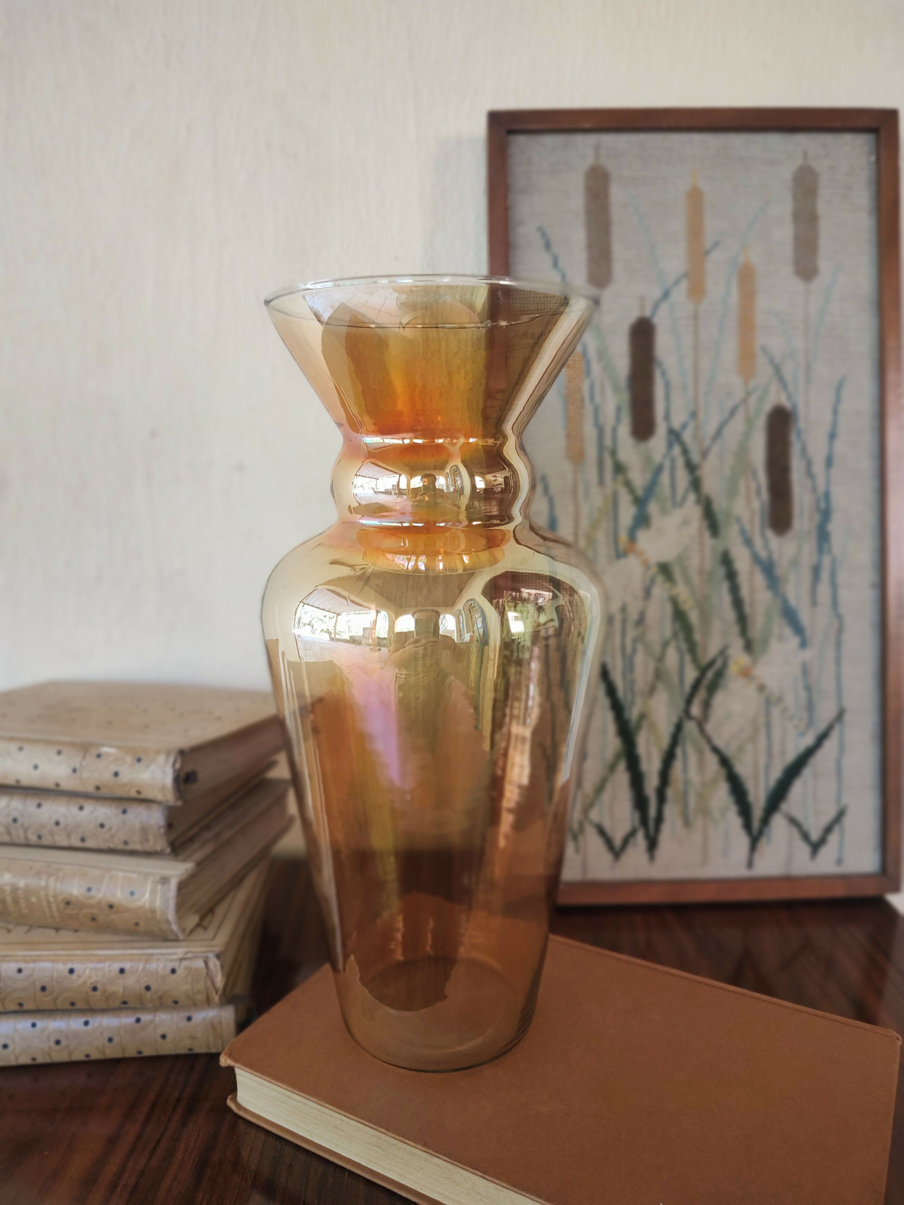 Antigo Vaso Decorativo em vidro levemente âmbar com reflexo furtacor