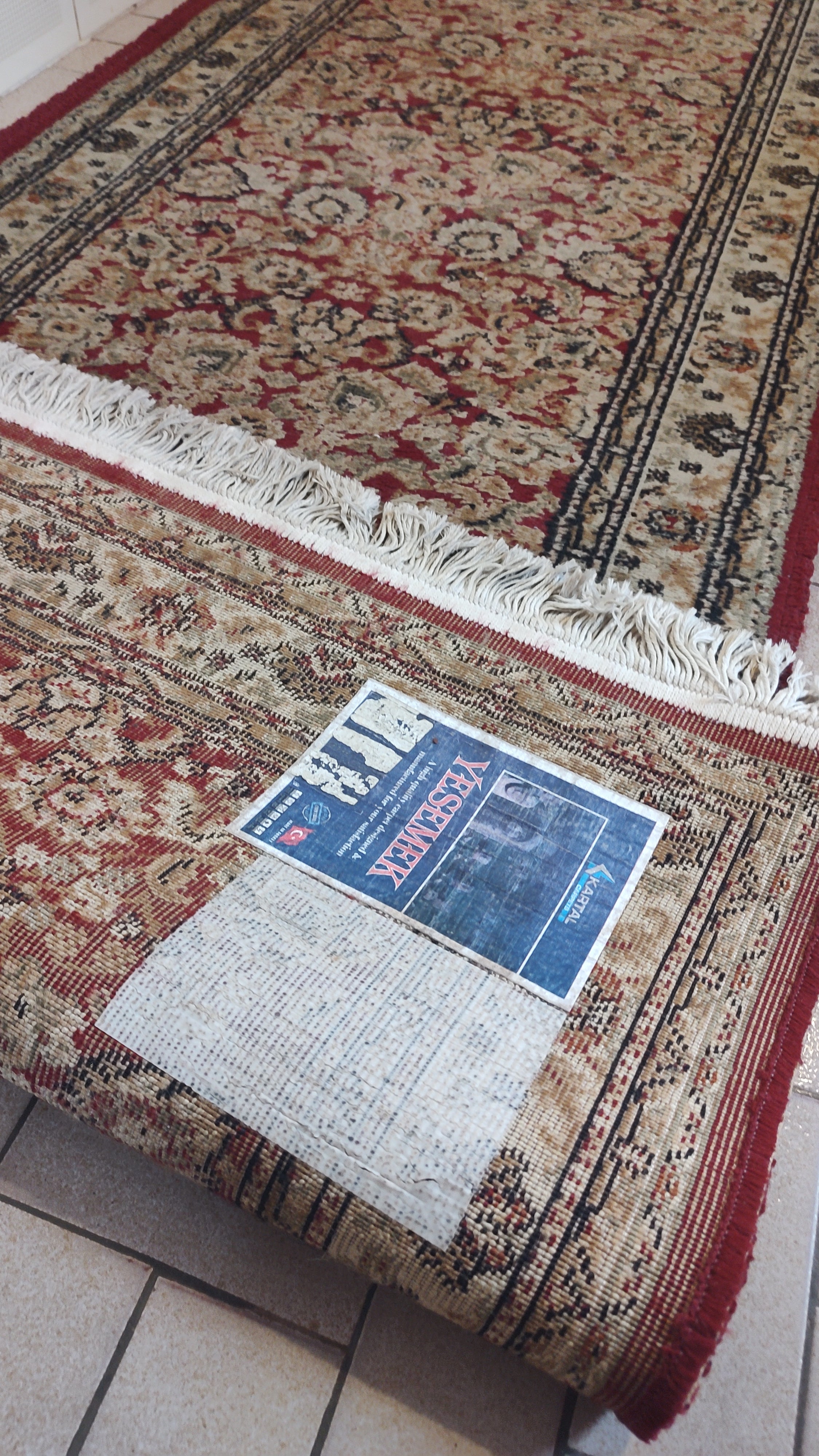 Tapete Passadeira Yesemek importado da Turquia em tonalidade predominante vermelho e bege (300cm x 80cm)